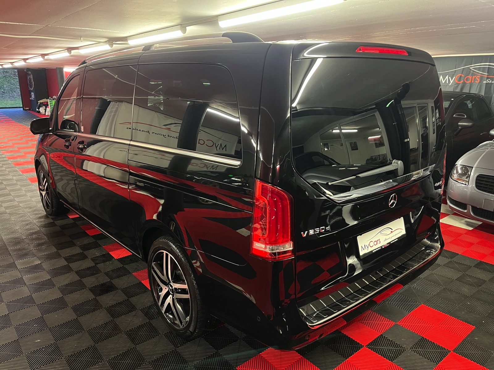 
								MERCEDES-BENZ V 250 d Avantgarde lang 4Matic 7G-Tronic en plein écran									