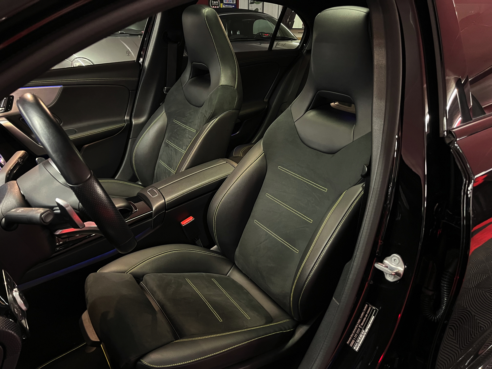 
								MERCEDES-BENZ A 250 AMG Line 7G-DCT en plein écran									