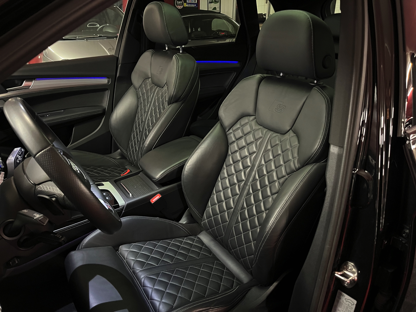 
								AUDI Q5 55 TFSI e PHEV S line quattro S-tronic en plein écran									