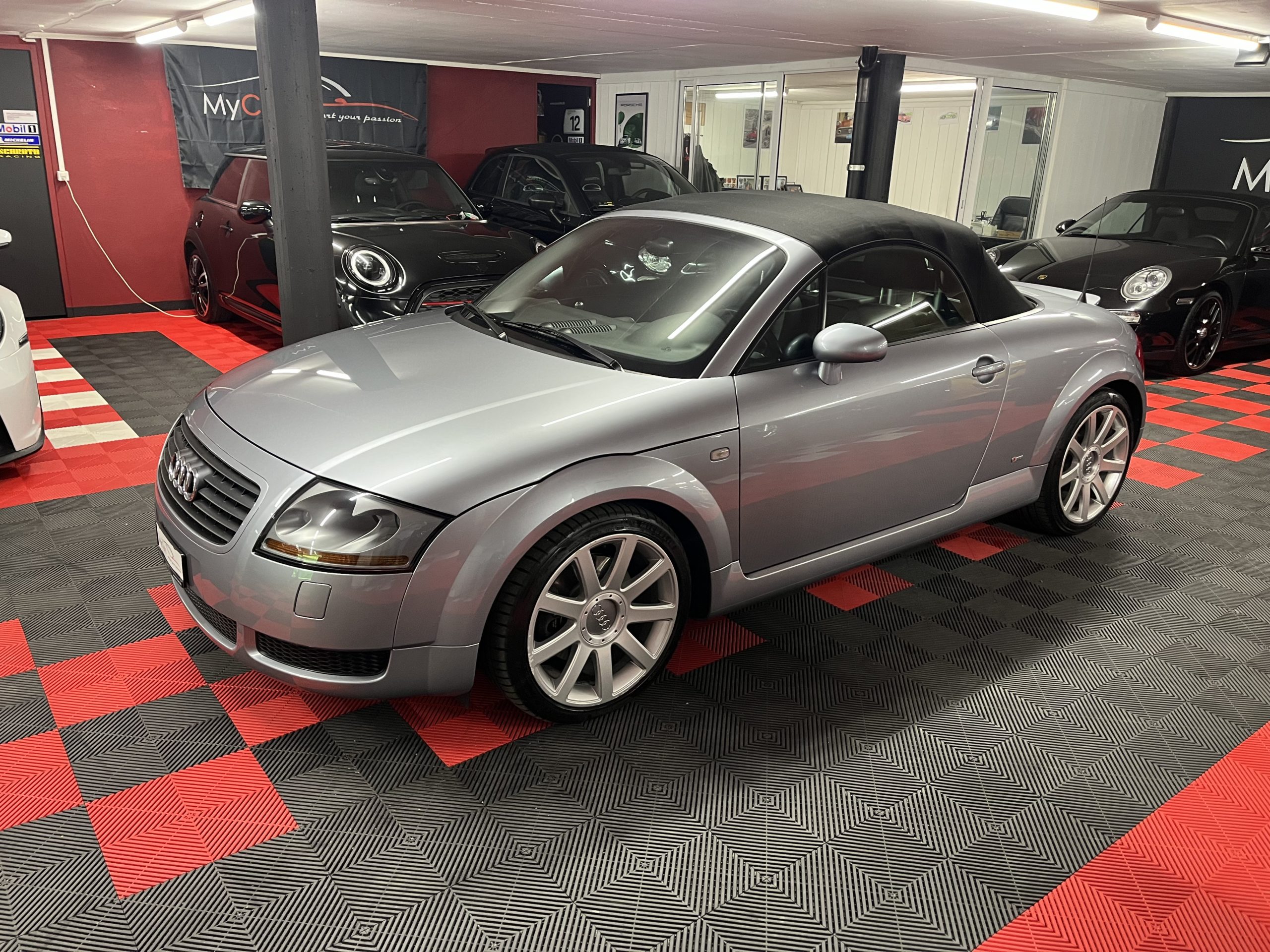 
								AUDI TT Roadster 1.8 T en plein écran									