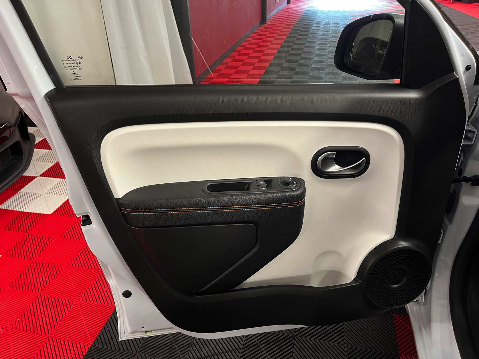 
								RENAULT Twingo Electric Vibes en plein écran									