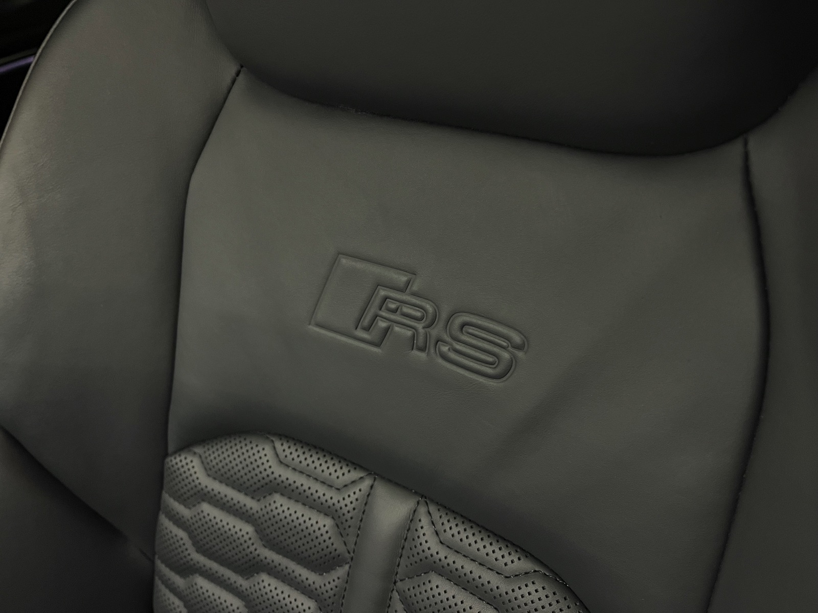 
								AUDI RS6 Avant 4.0 TFSI V8 quattro en plein écran									