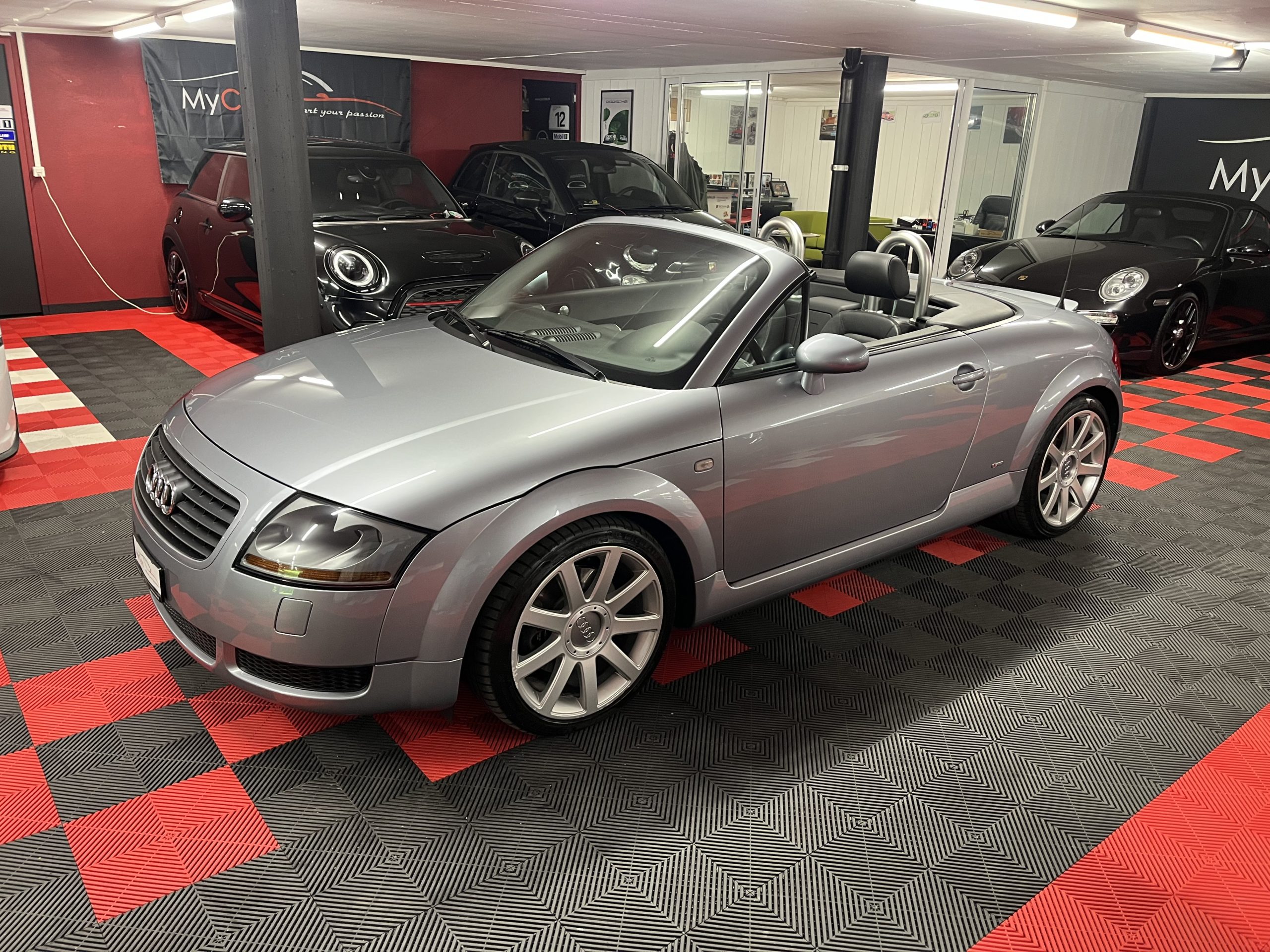 
								AUDI TT Roadster 1.8 T en plein écran									