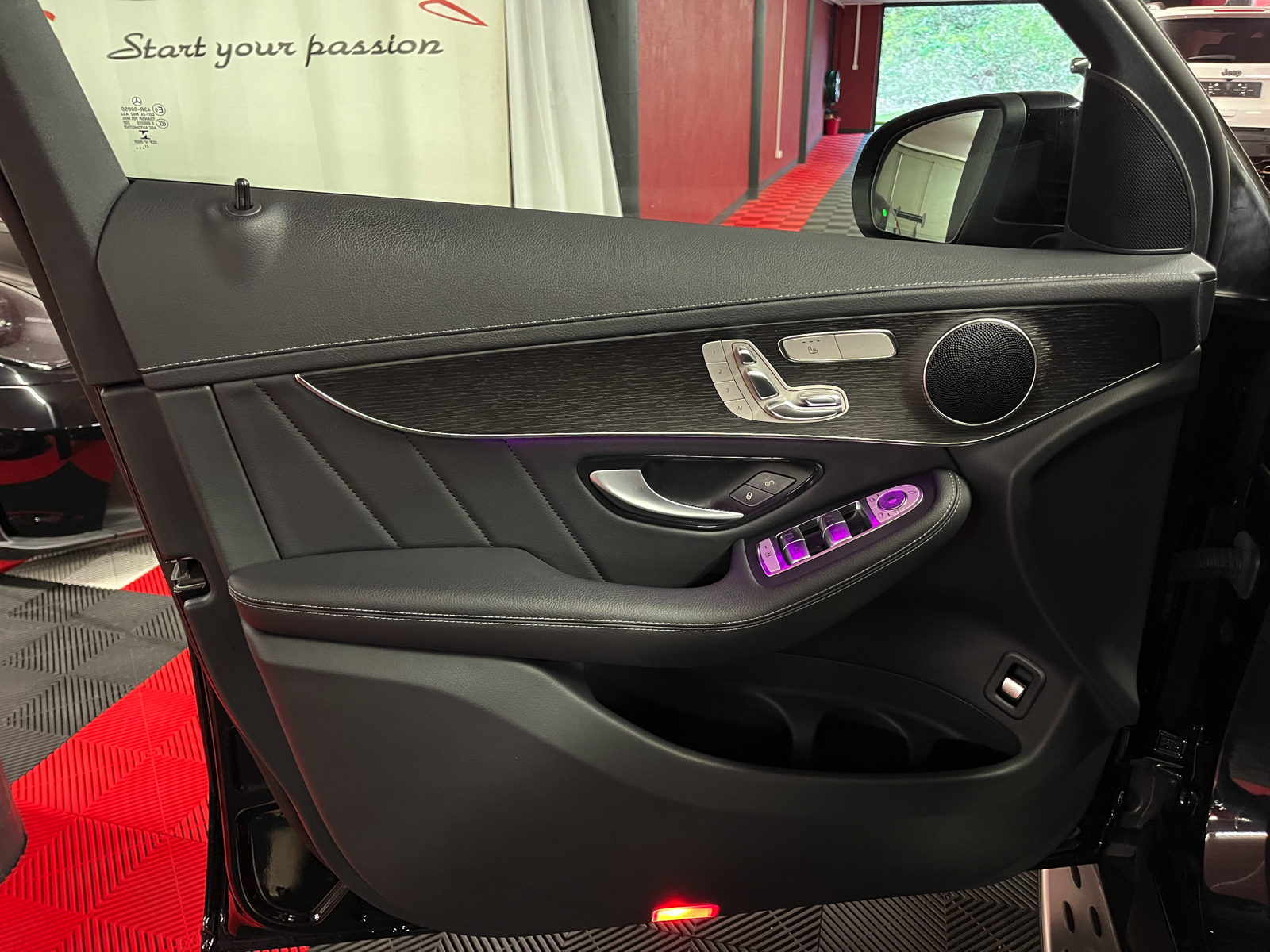 
								MERCEDES-BENZ GLC Coupé 200 AMG Line 4Matic 9G-Tronic en plein écran									