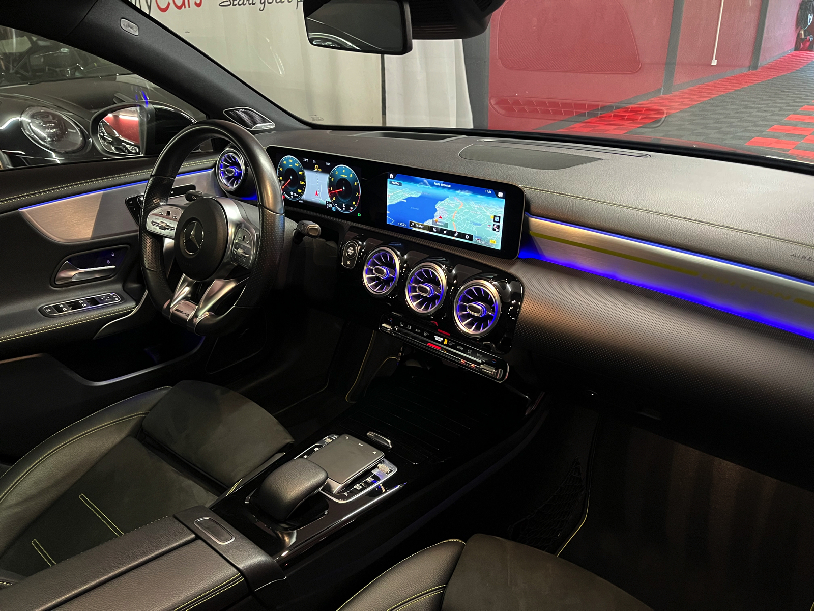 
								MERCEDES-BENZ A 250 AMG Line 7G-DCT en plein écran									