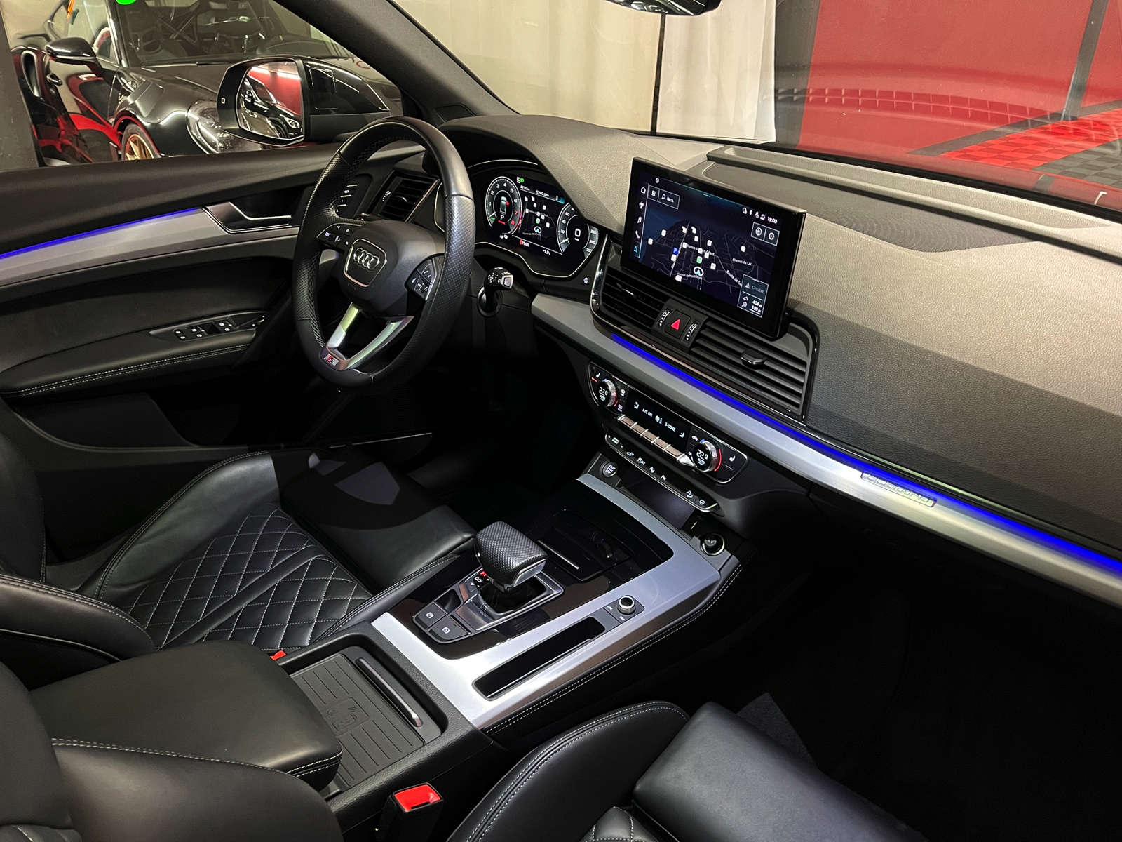 
								AUDI Q5 55 TFSI e PHEV S line quattro S-tronic en plein écran									