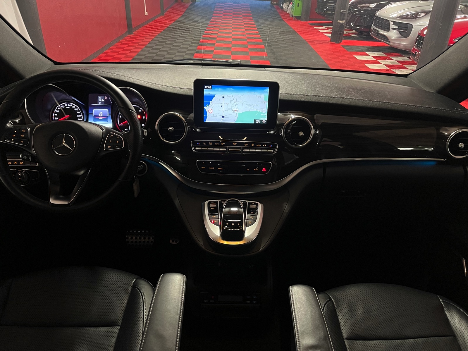 
								MERCEDES-BENZ V 250 d Avantgarde lang 4Matic 7G-Tronic en plein écran									