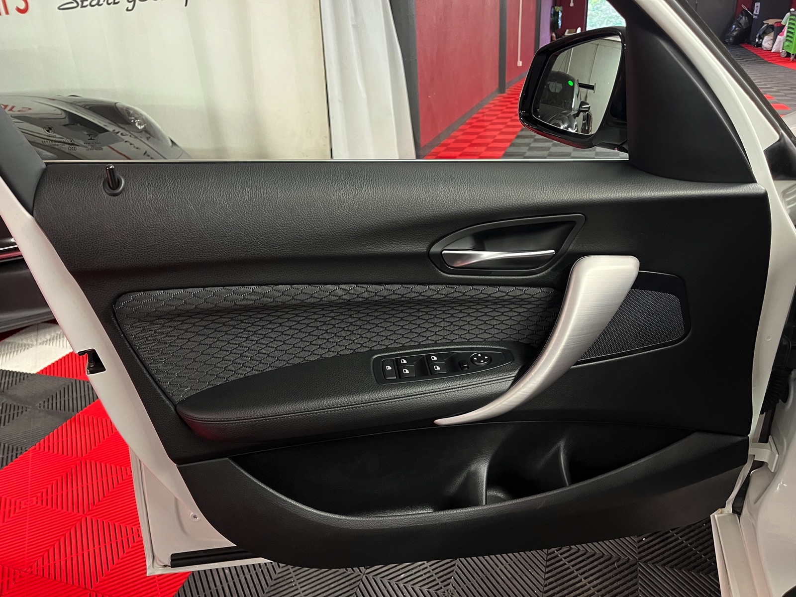 
								BMW M140i xDrive Steptronic en plein écran									