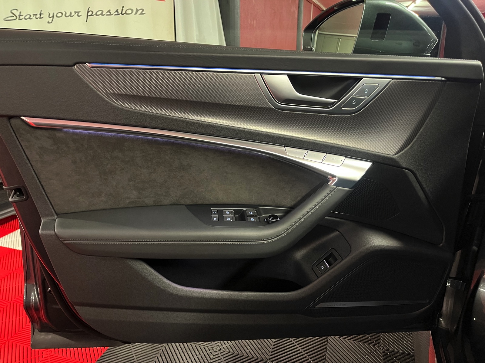 
								AUDI RS6 Avant 4.0 TFSI V8 quattro en plein écran									