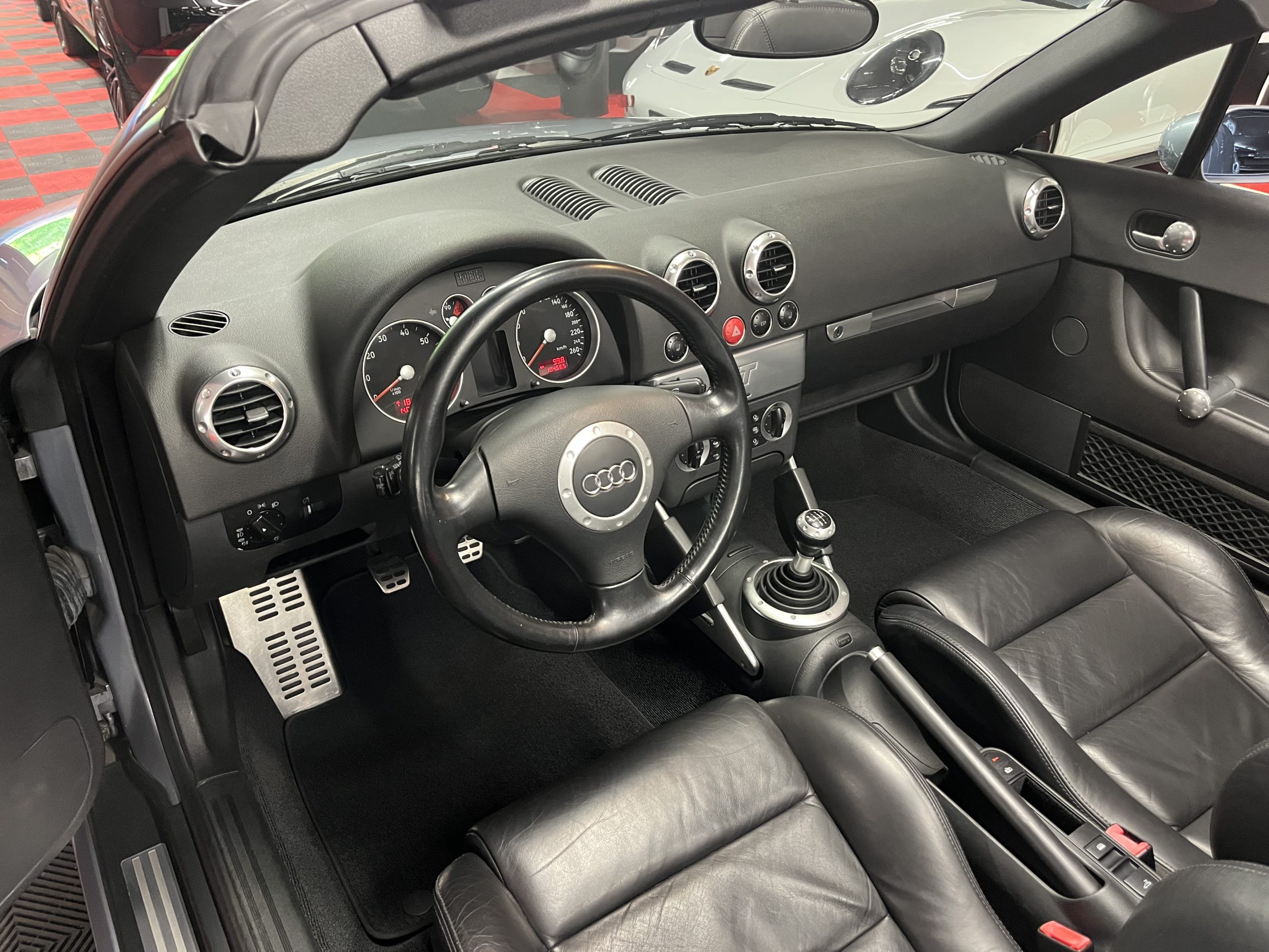 
								AUDI TT Roadster 1.8 T en plein écran									