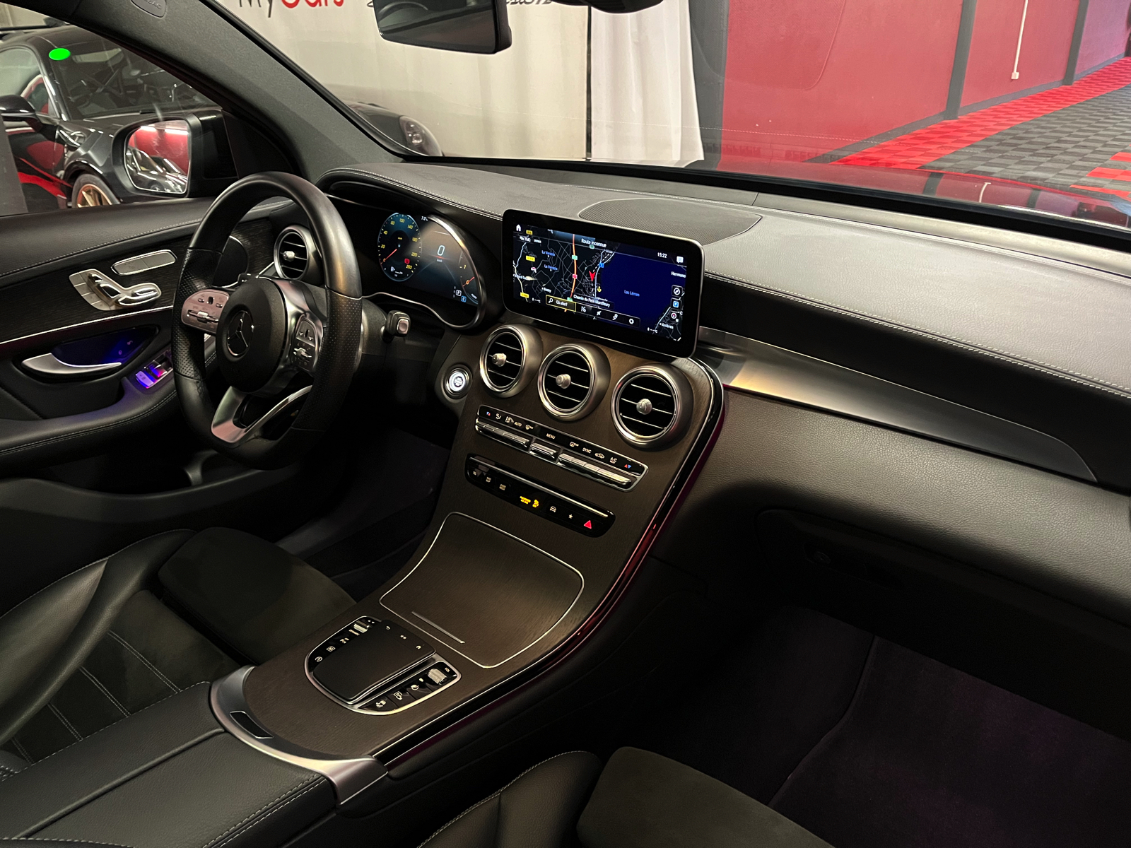 
								MERCEDES-BENZ GLC Coupé 200 AMG Line 4Matic 9G-Tronic en plein écran									