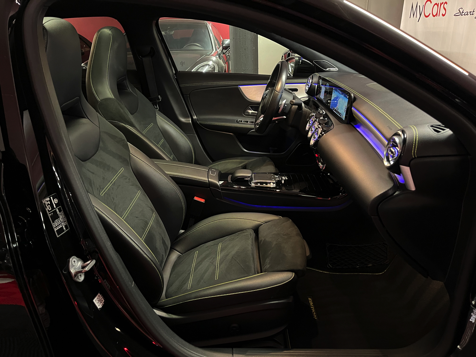 
								MERCEDES-BENZ A 250 AMG Line 7G-DCT en plein écran									