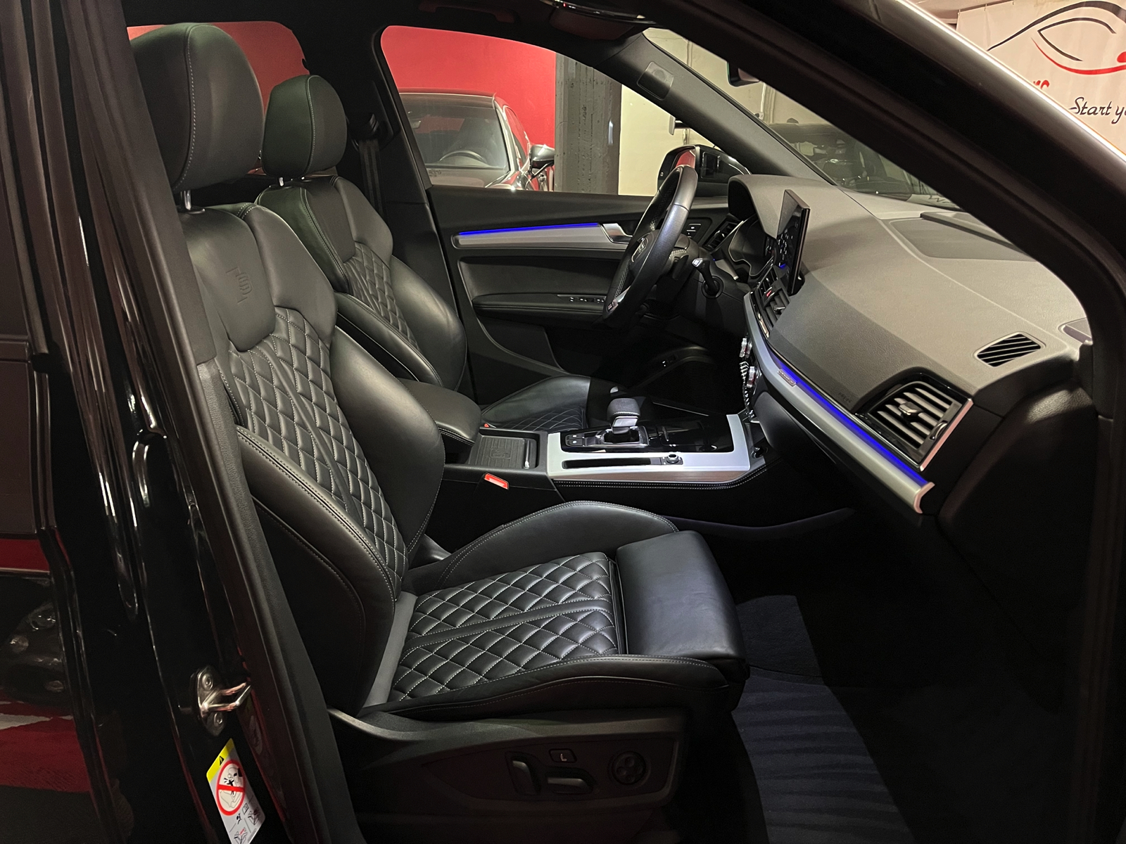 
								AUDI Q5 55 TFSI e PHEV S line quattro S-tronic en plein écran									