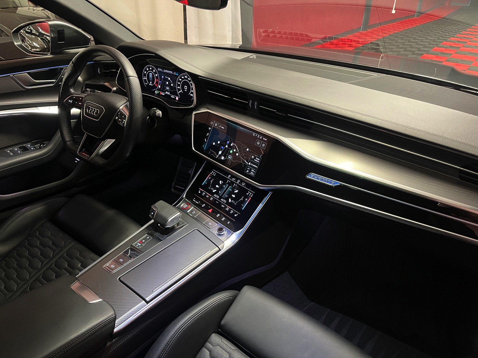 
								AUDI RS6 Avant 4.0 TFSI V8 quattro en plein écran									