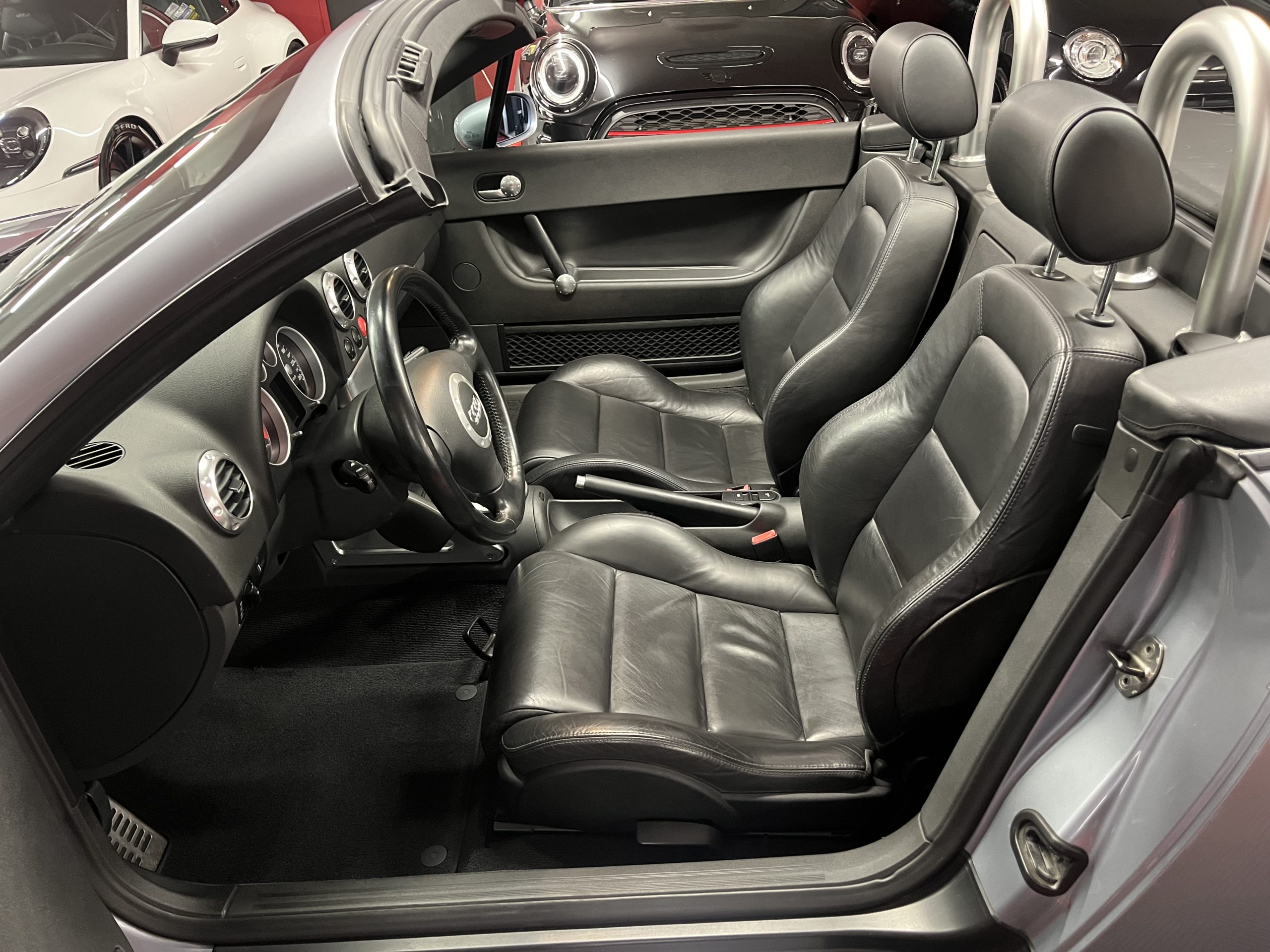 
								AUDI TT Roadster 1.8 T en plein écran									