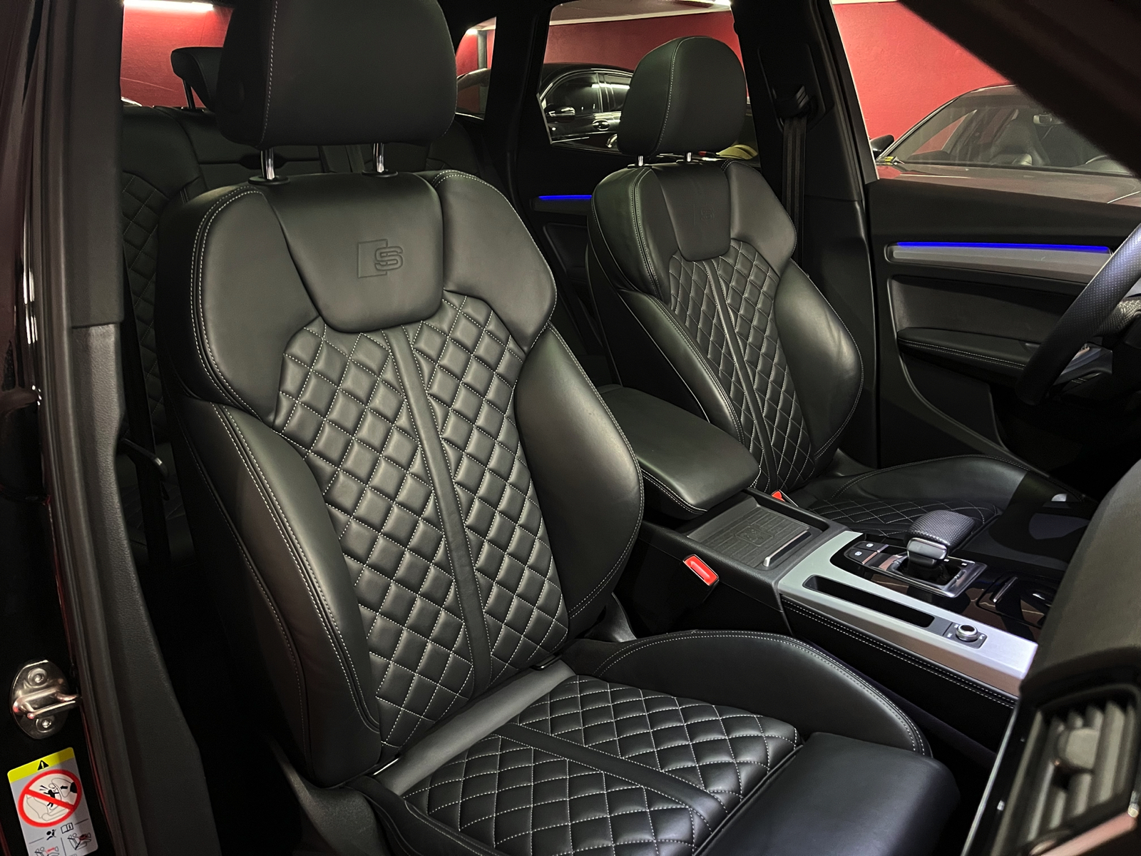 
								AUDI Q5 55 TFSI e PHEV S line quattro S-tronic en plein écran									