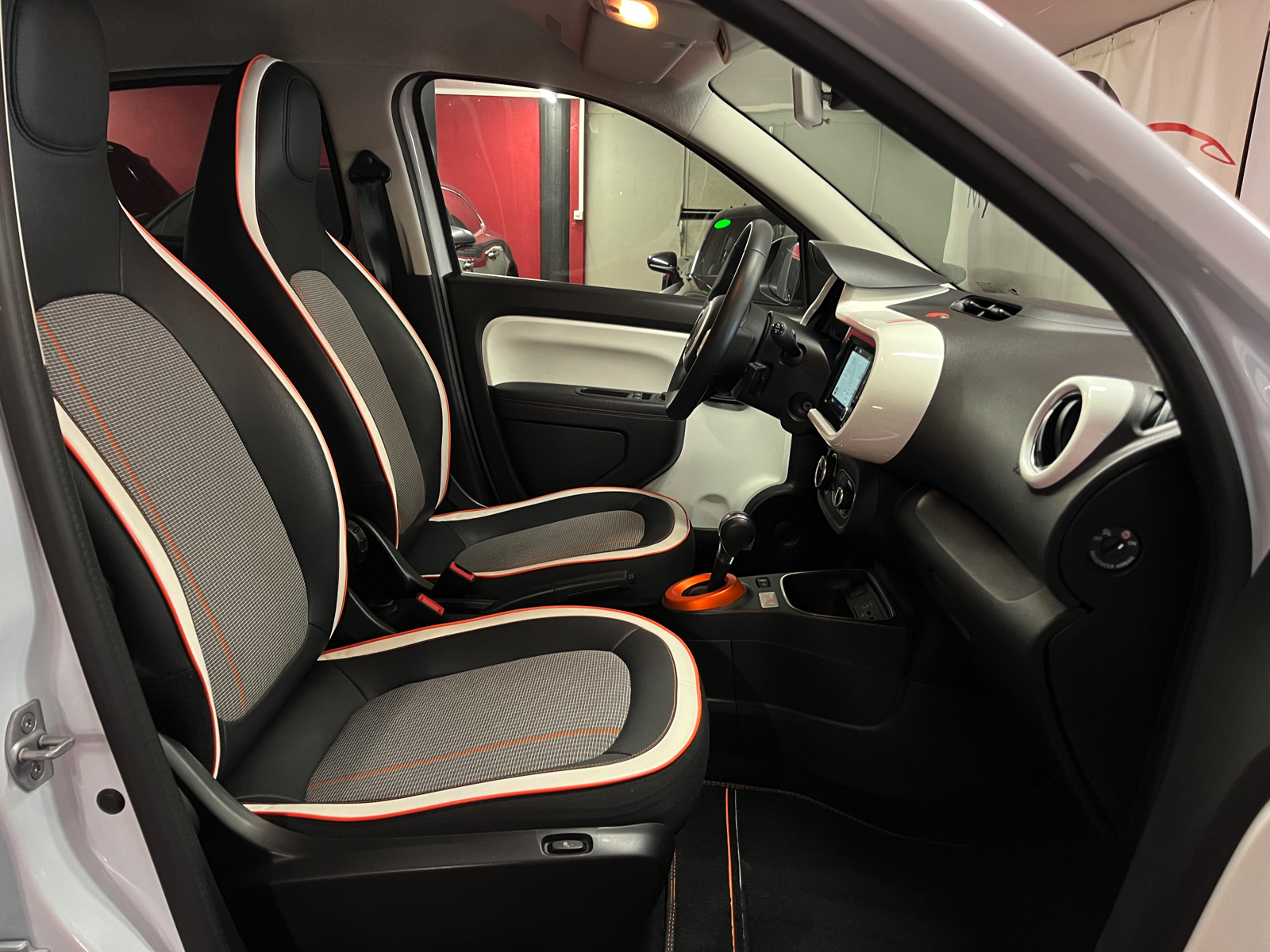 
								RENAULT Twingo Electric Vibes en plein écran									