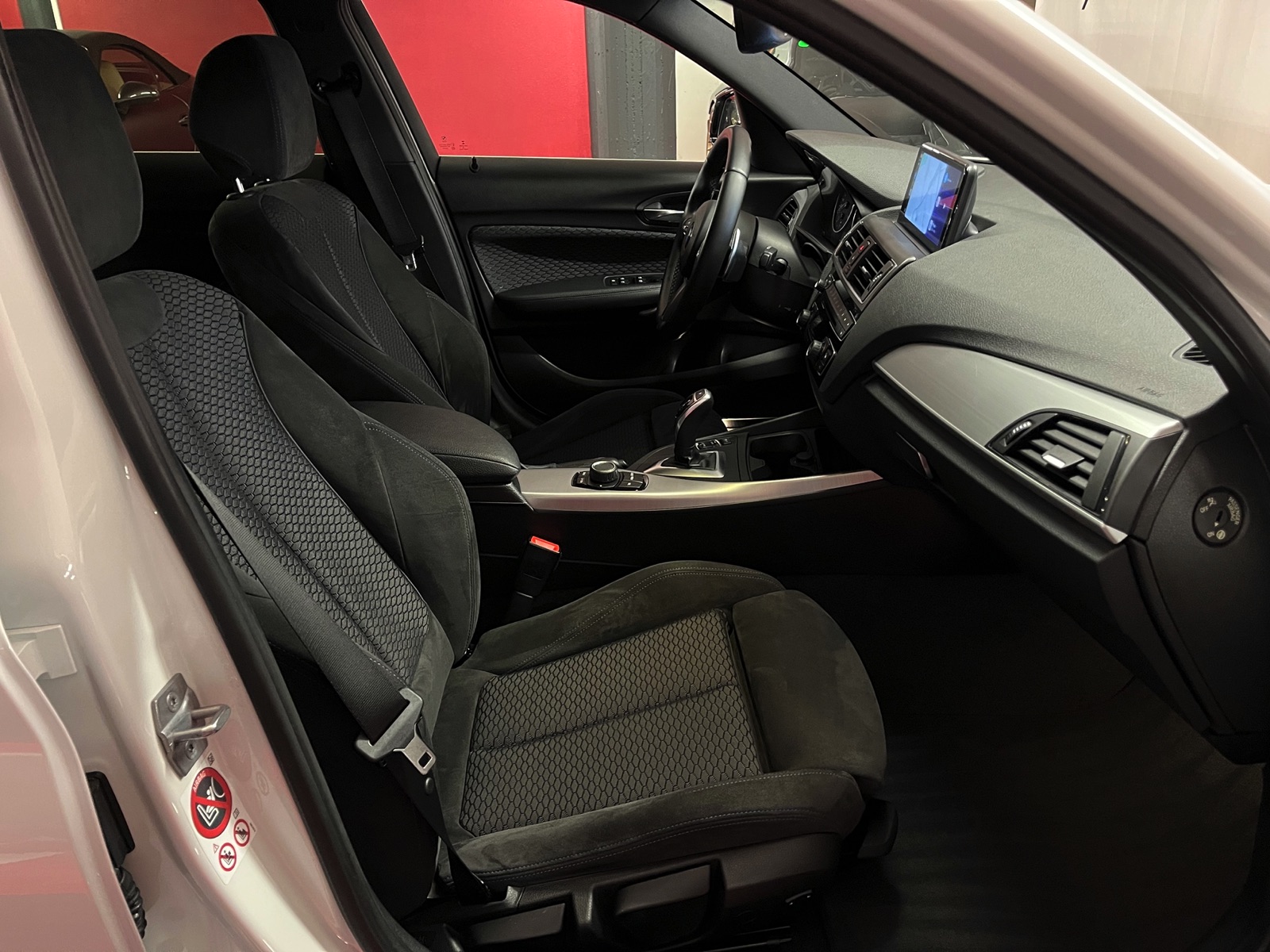 
								BMW M140i xDrive Steptronic en plein écran									