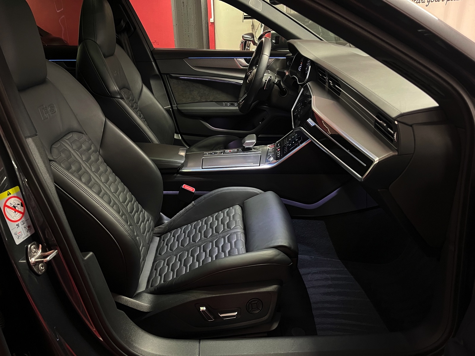 
								AUDI RS6 Avant 4.0 TFSI V8 quattro en plein écran									