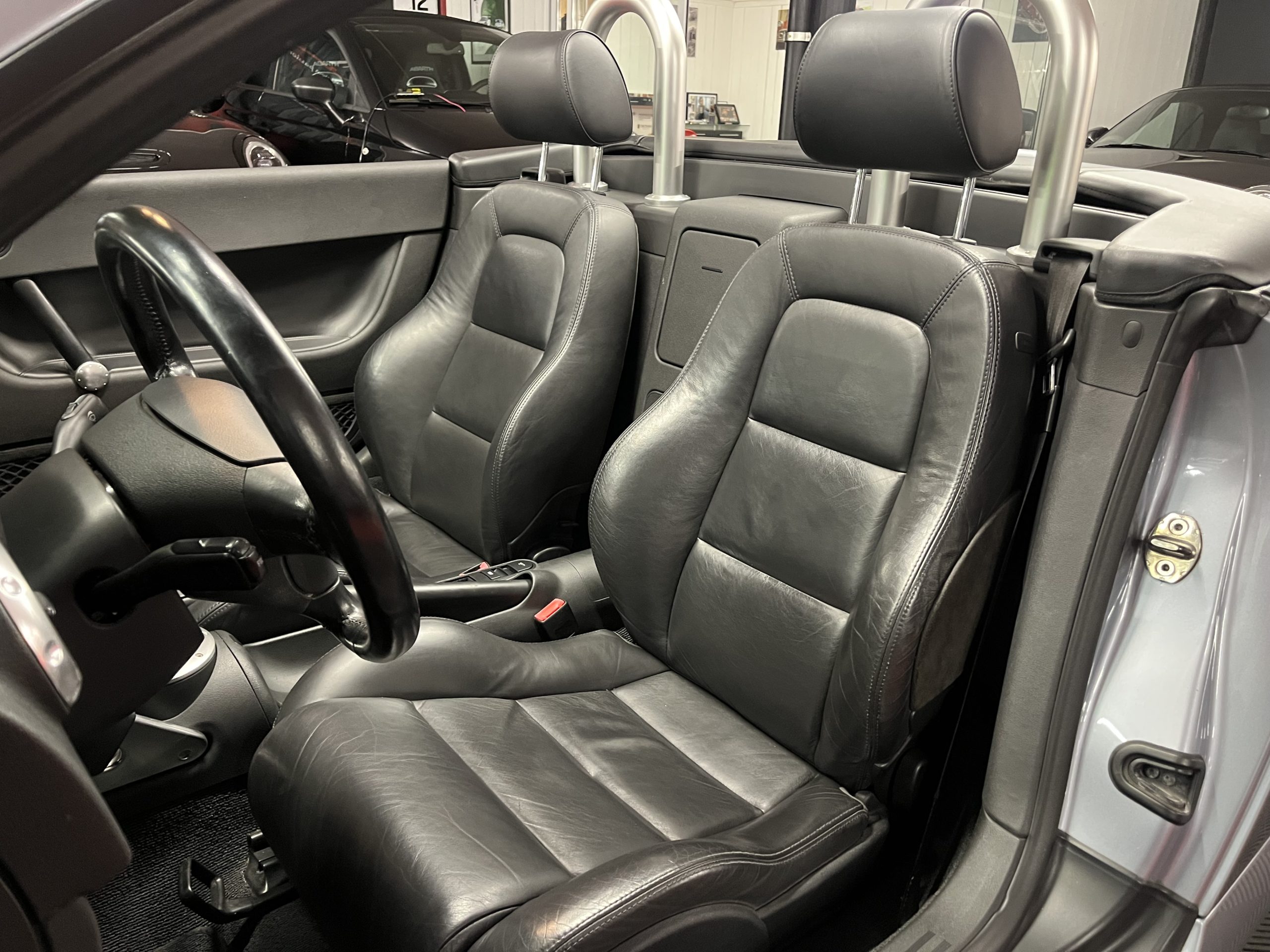 
								AUDI TT Roadster 1.8 T en plein écran									