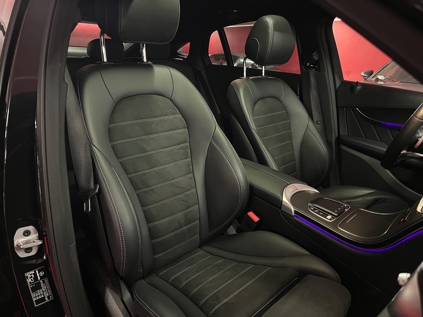 
								MERCEDES-BENZ GLC Coupé 200 AMG Line 4Matic 9G-Tronic en plein écran									