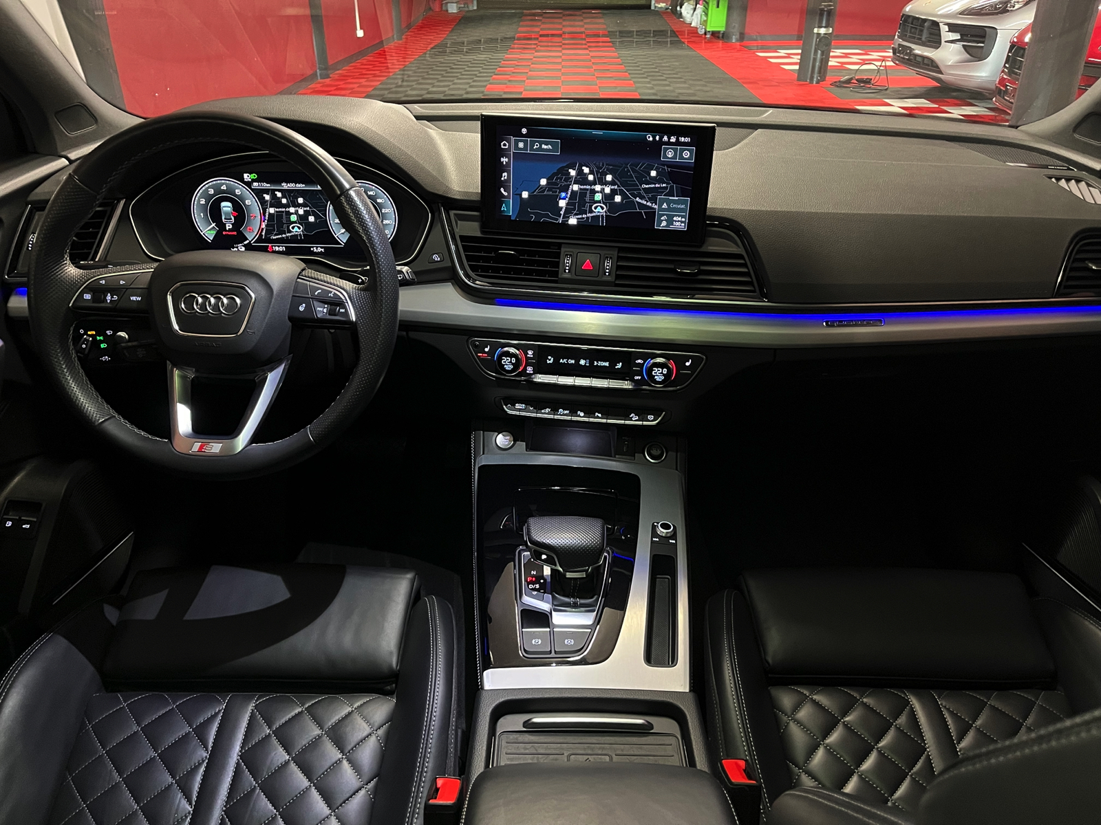 
								AUDI Q5 55 TFSI e PHEV S line quattro S-tronic en plein écran									