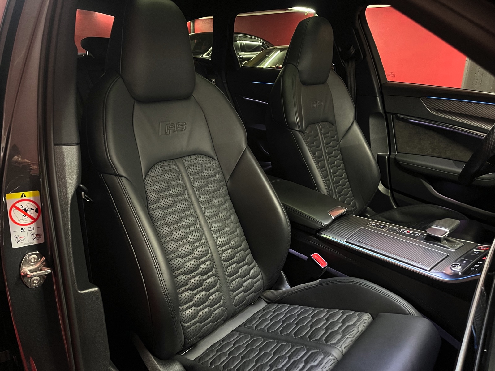 
								AUDI RS6 Avant 4.0 TFSI V8 quattro en plein écran									