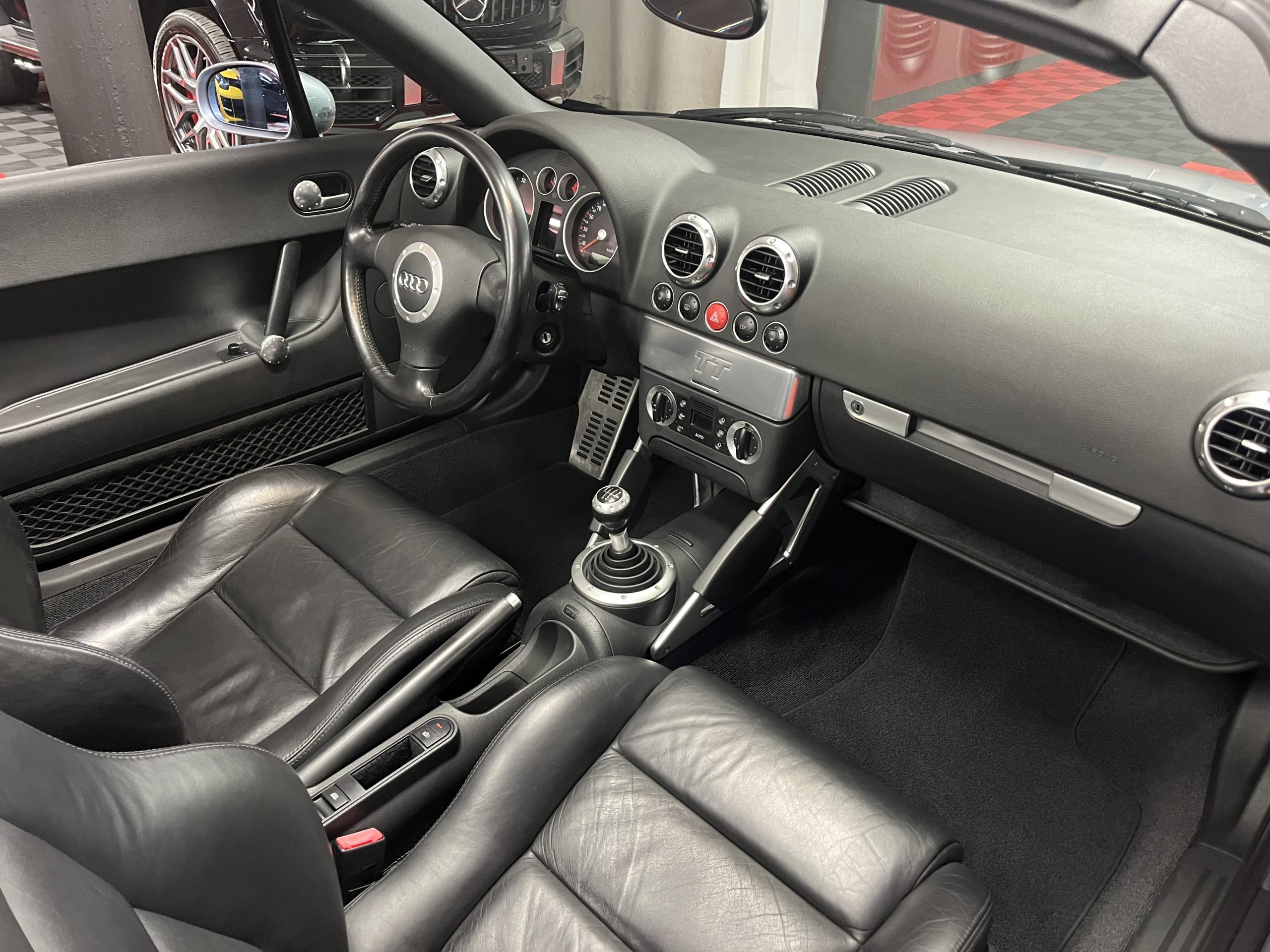 
								AUDI TT Roadster 1.8 T en plein écran									