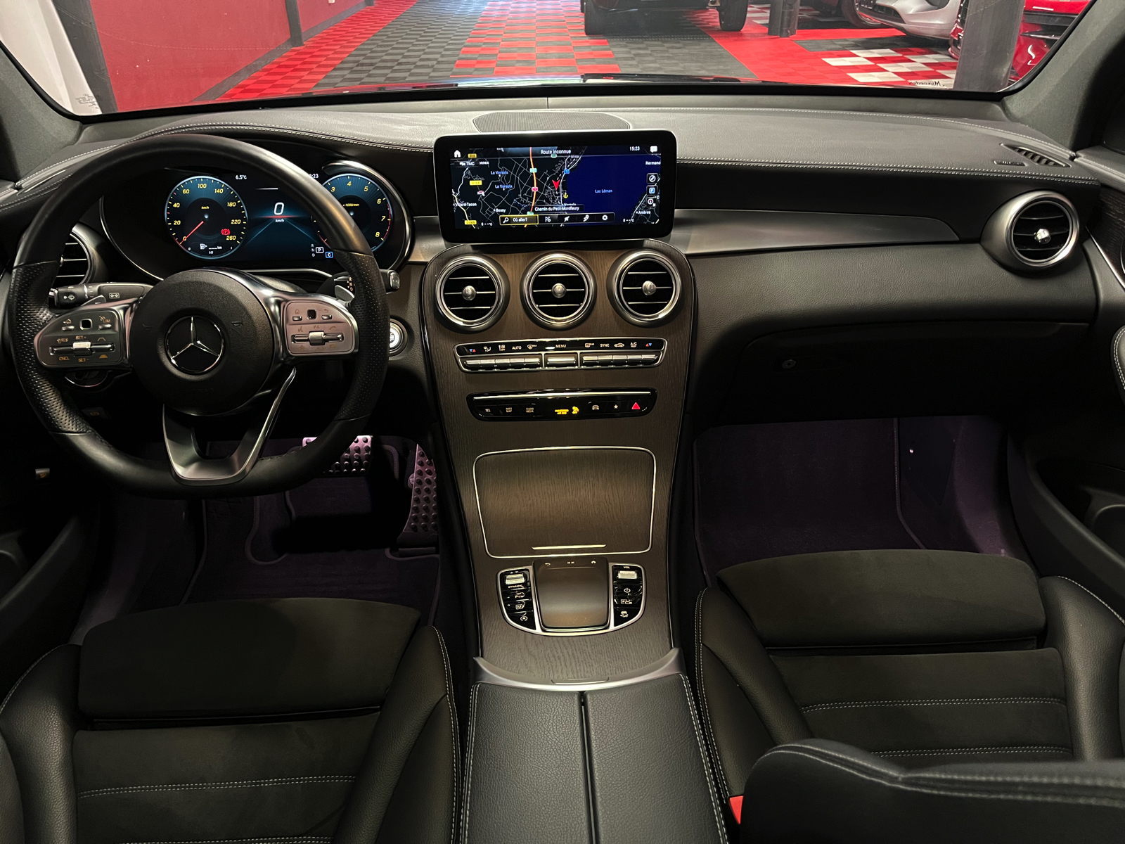 
								MERCEDES-BENZ GLC Coupé 200 AMG Line 4Matic 9G-Tronic en plein écran									