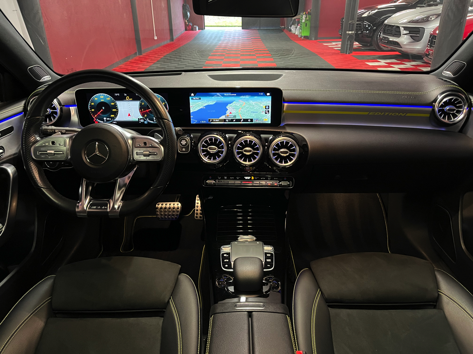 
								MERCEDES-BENZ A 250 AMG Line 7G-DCT en plein écran									