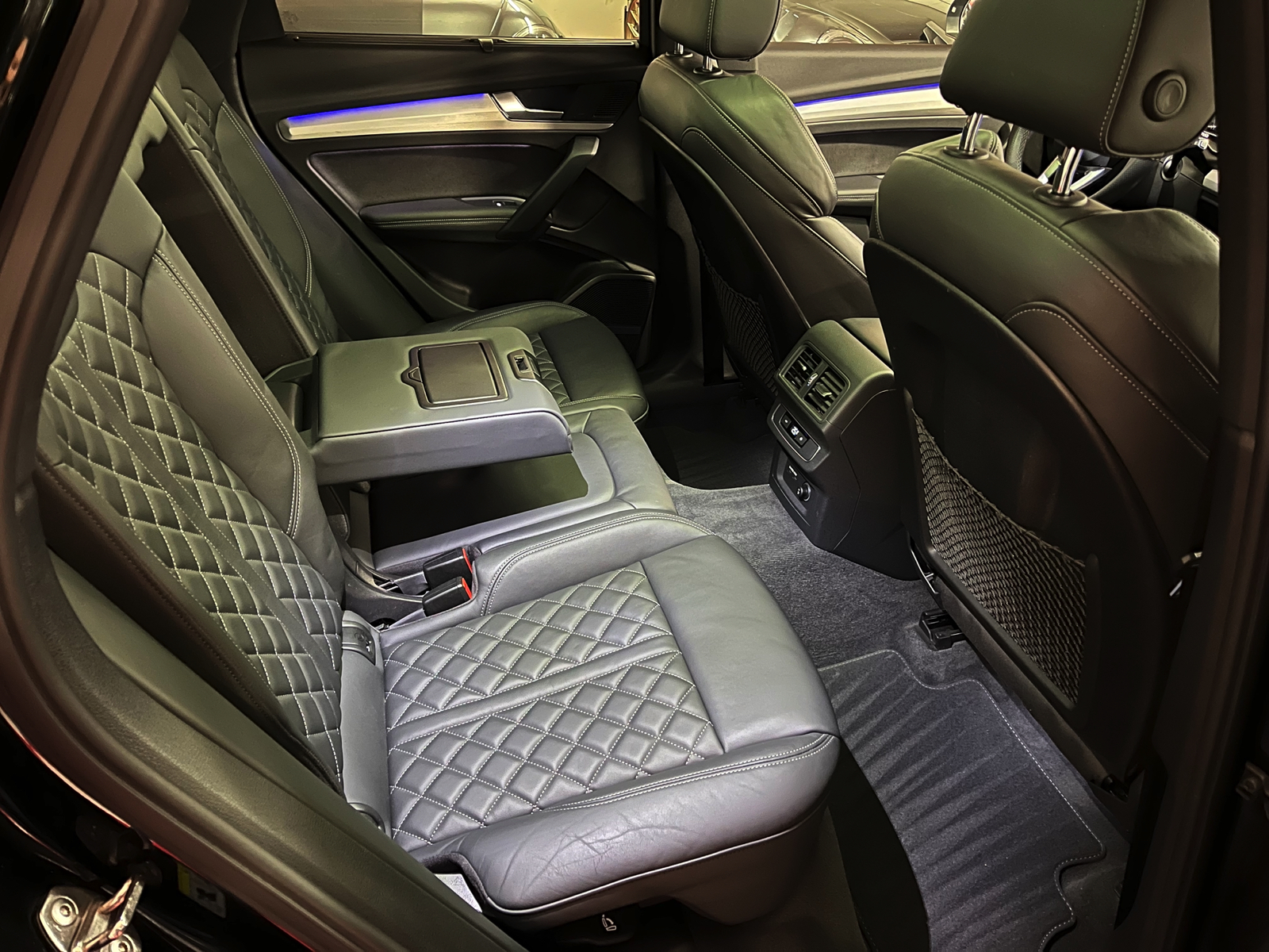 
								AUDI Q5 55 TFSI e PHEV S line quattro S-tronic en plein écran									