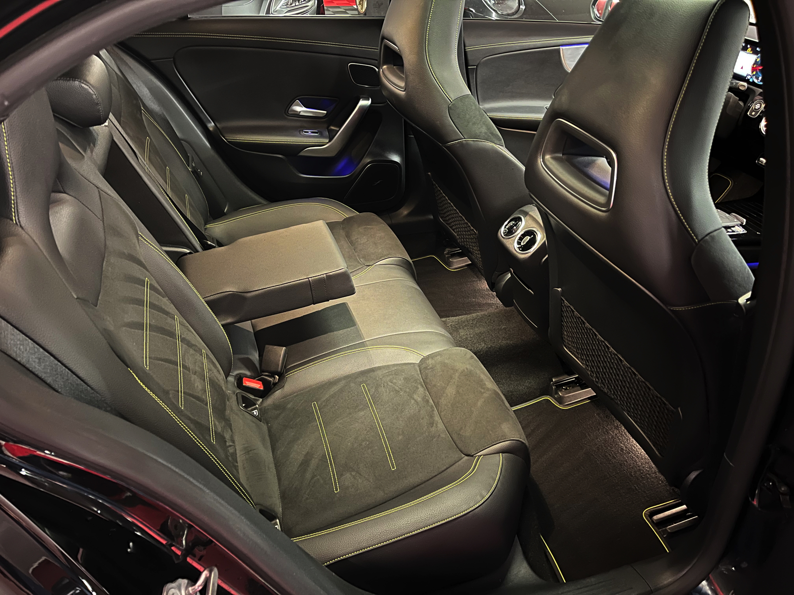 
								MERCEDES-BENZ A 250 AMG Line 7G-DCT en plein écran									