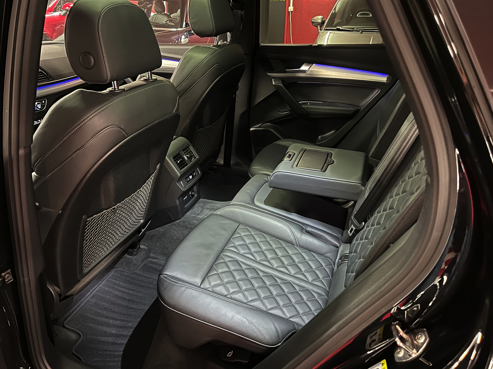 
								AUDI Q5 55 TFSI e PHEV S line quattro S-tronic en plein écran									