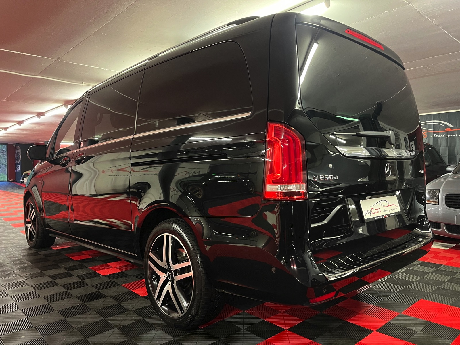 
								MERCEDES-BENZ V 250 d Avantgarde lang 4Matic 7G-Tronic en plein écran									