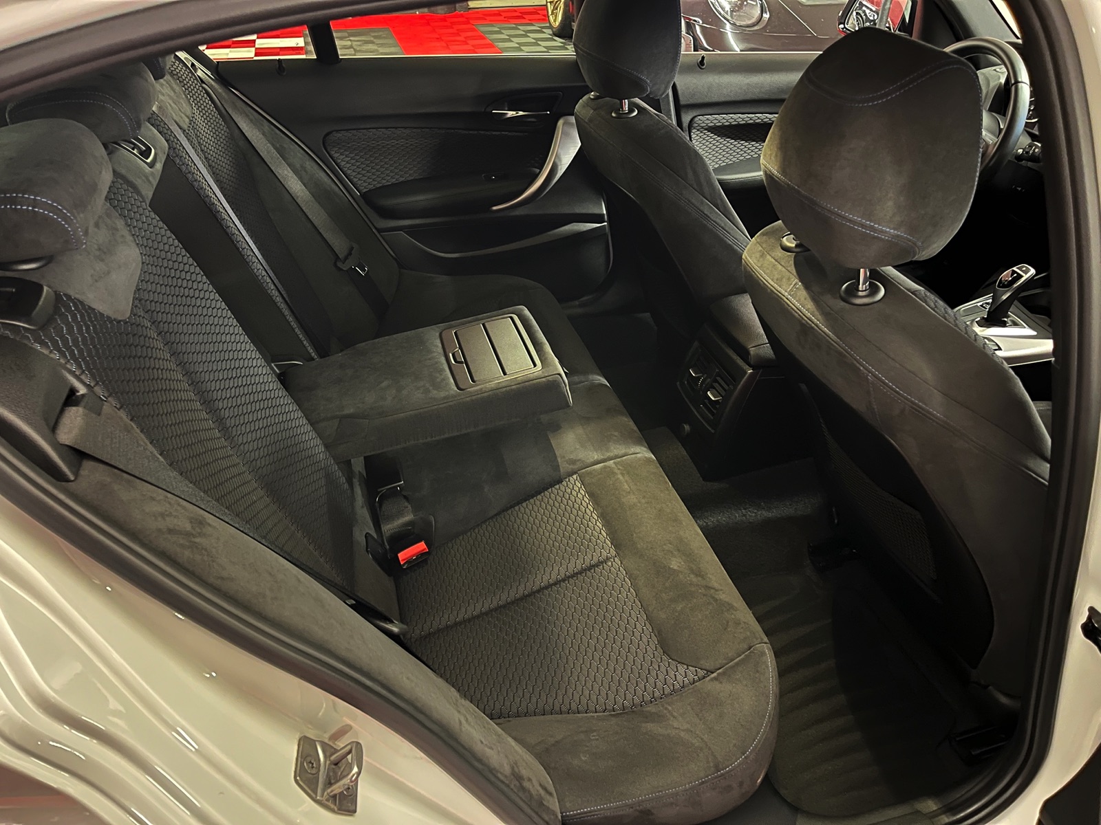 
								BMW M140i xDrive Steptronic en plein écran									