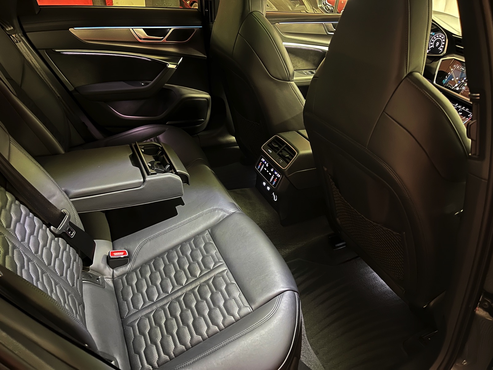 
								AUDI RS6 Avant 4.0 TFSI V8 quattro en plein écran									