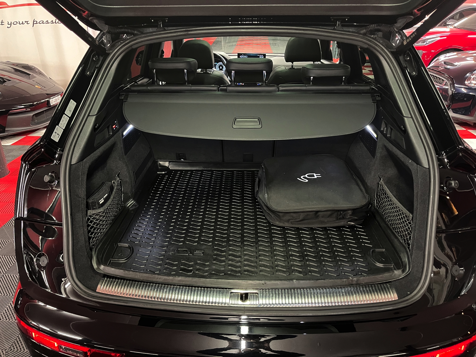 
								AUDI Q5 55 TFSI e PHEV S line quattro S-tronic en plein écran									