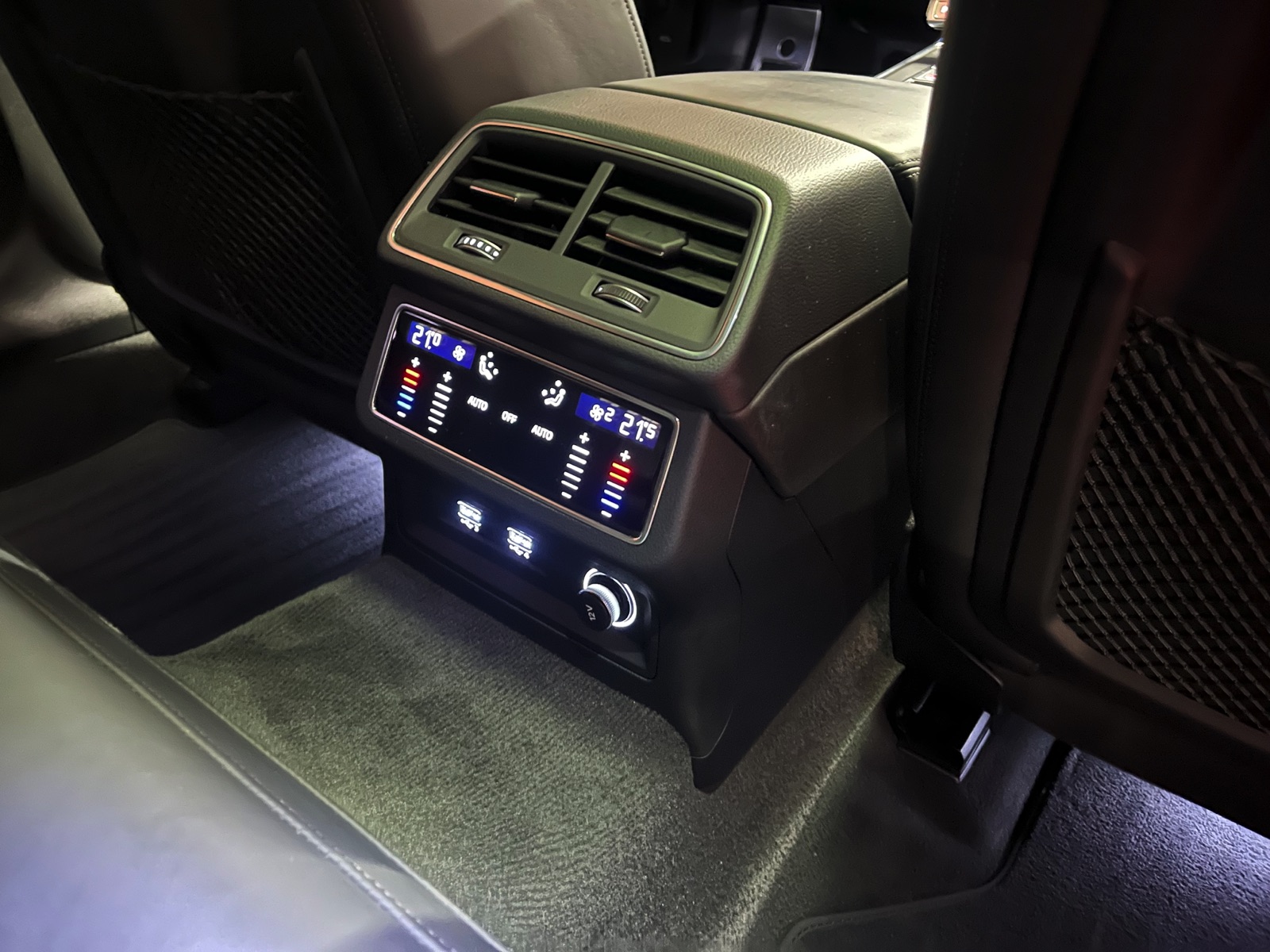 
								AUDI RS6 Avant 4.0 TFSI V8 quattro en plein écran									