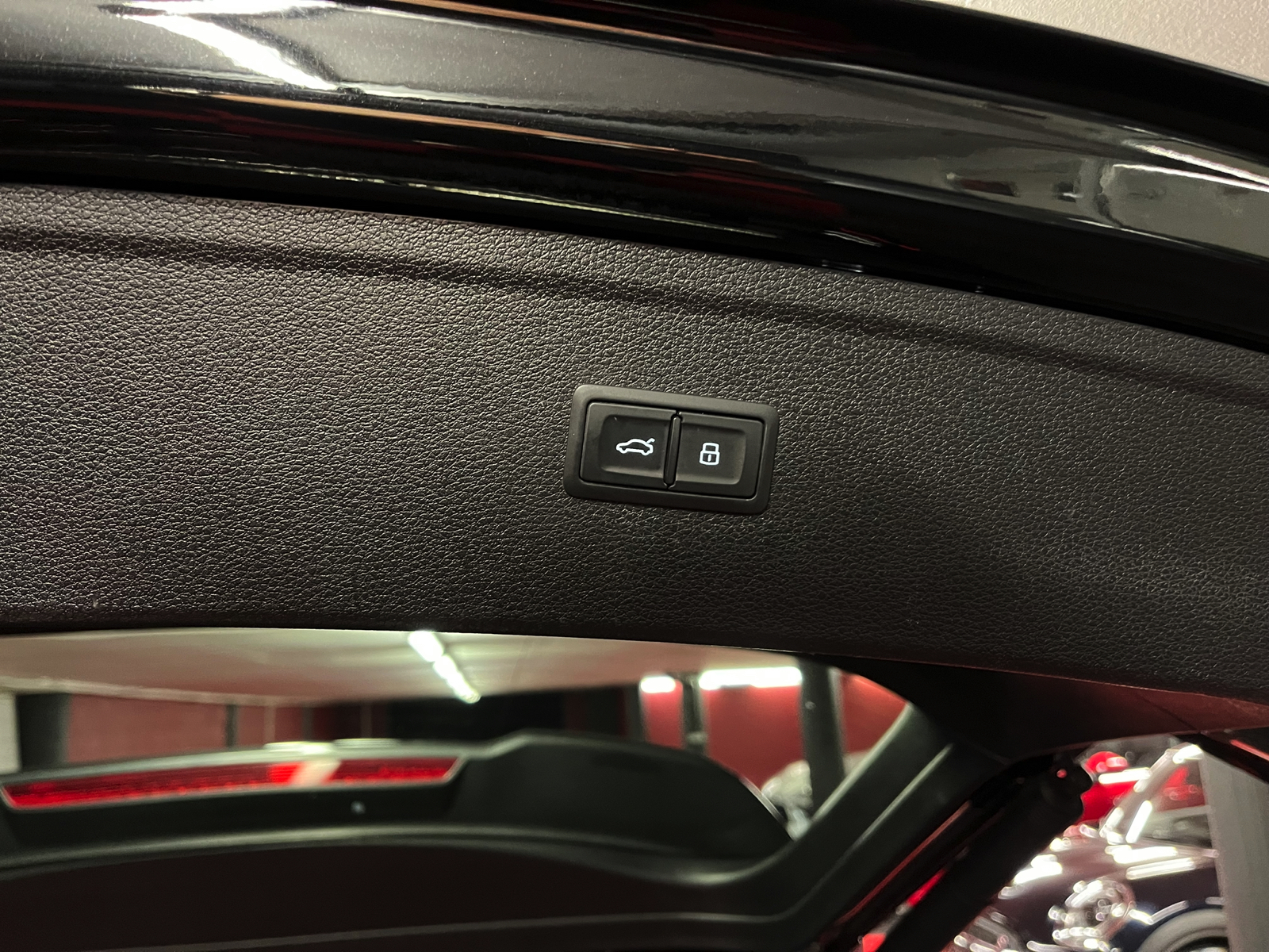 
								AUDI Q5 55 TFSI e PHEV S line quattro S-tronic en plein écran									