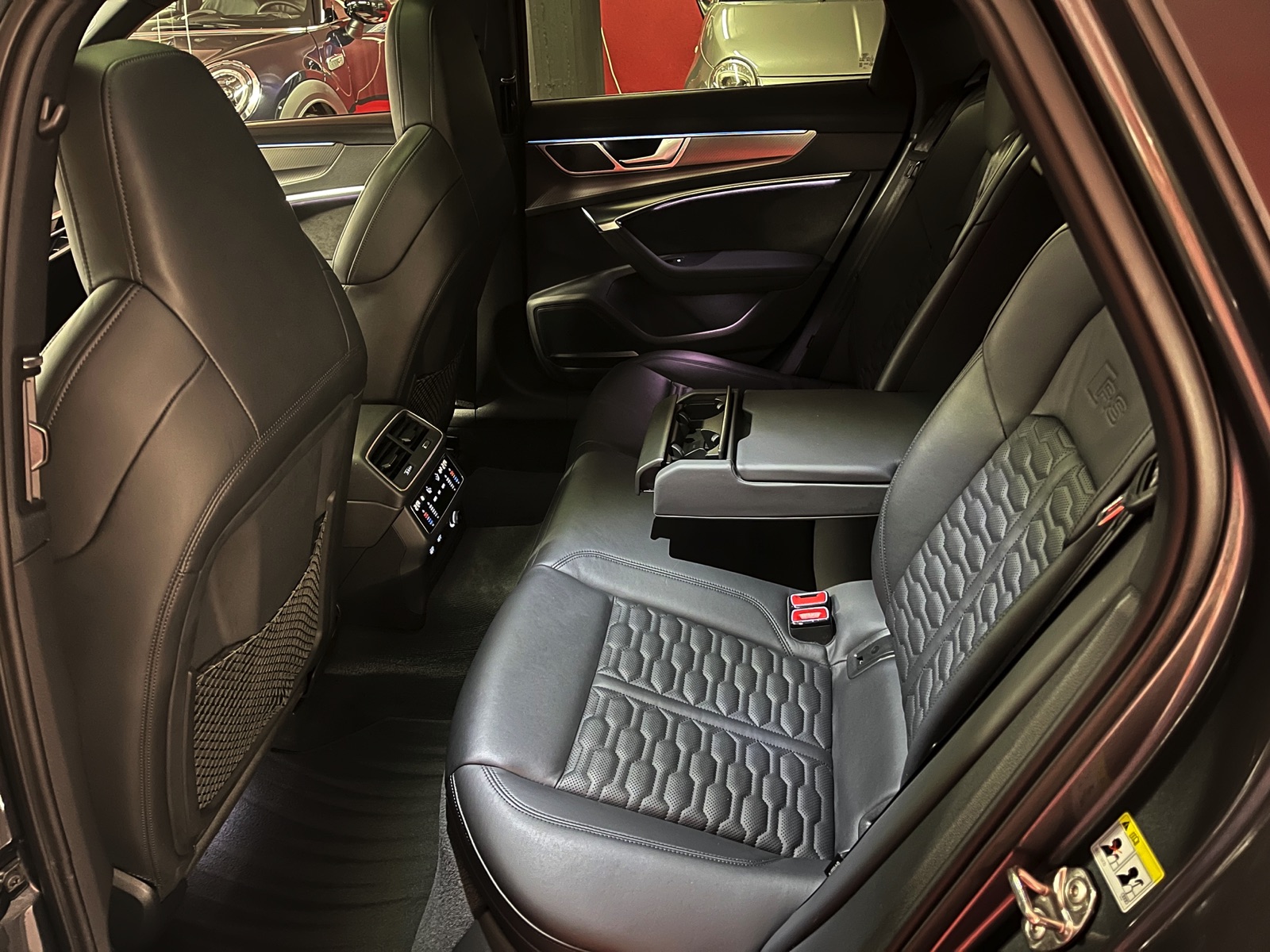 
								AUDI RS6 Avant 4.0 TFSI V8 quattro en plein écran									