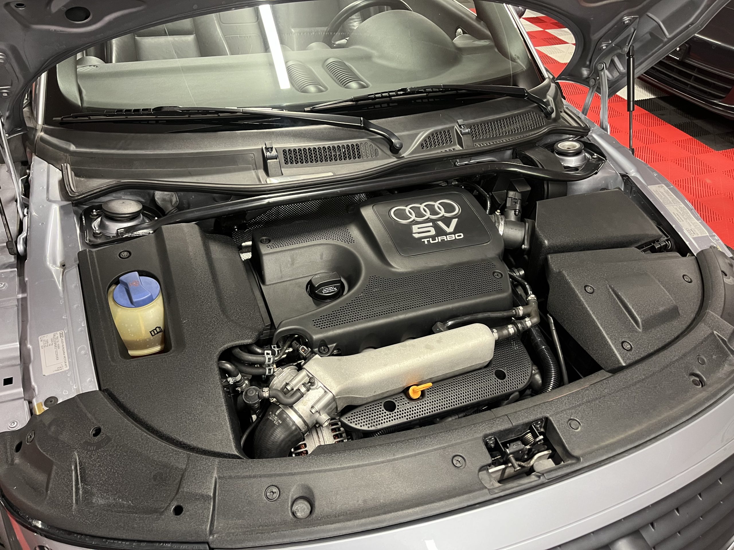 
								AUDI TT Roadster 1.8 T en plein écran									