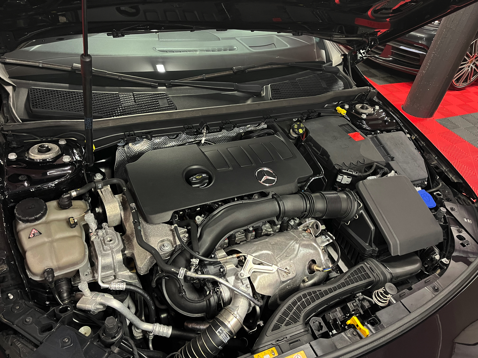 
								MERCEDES-BENZ A 250 AMG Line 7G-DCT en plein écran									