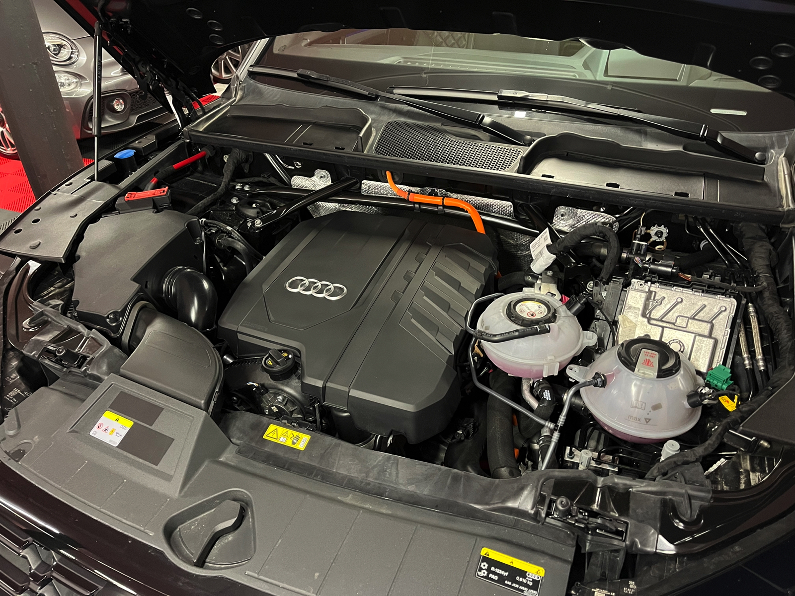 
								AUDI Q5 55 TFSI e PHEV S line quattro S-tronic en plein écran									