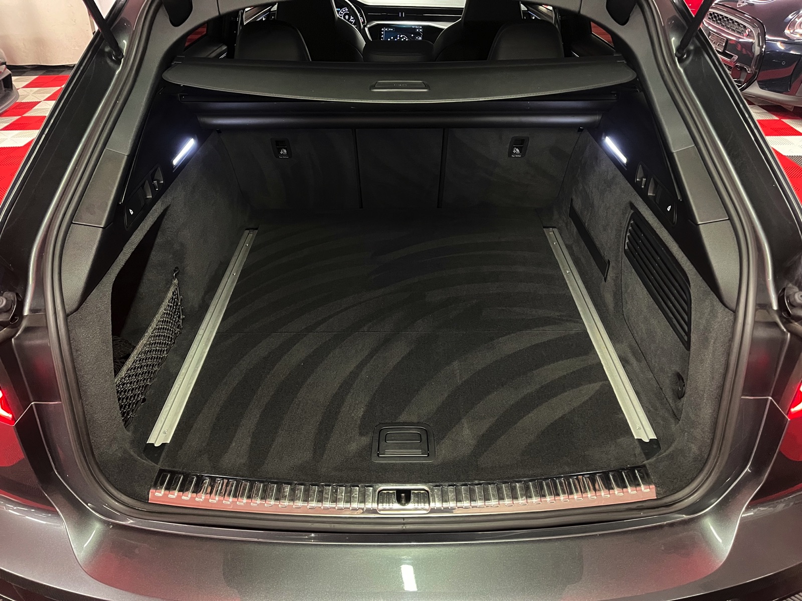 
								AUDI RS6 Avant 4.0 TFSI V8 quattro en plein écran									