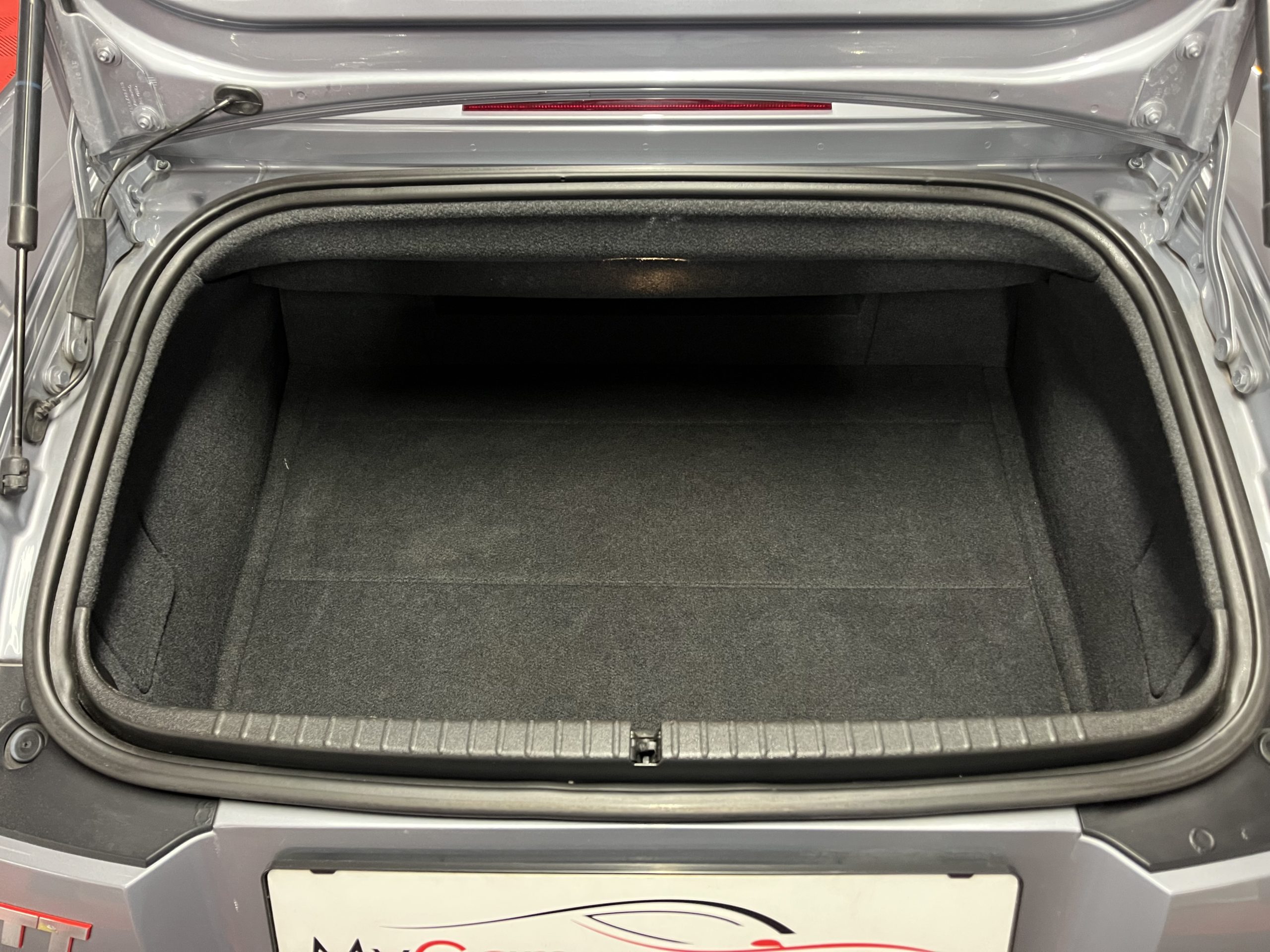 
								AUDI TT Roadster 1.8 T en plein écran									