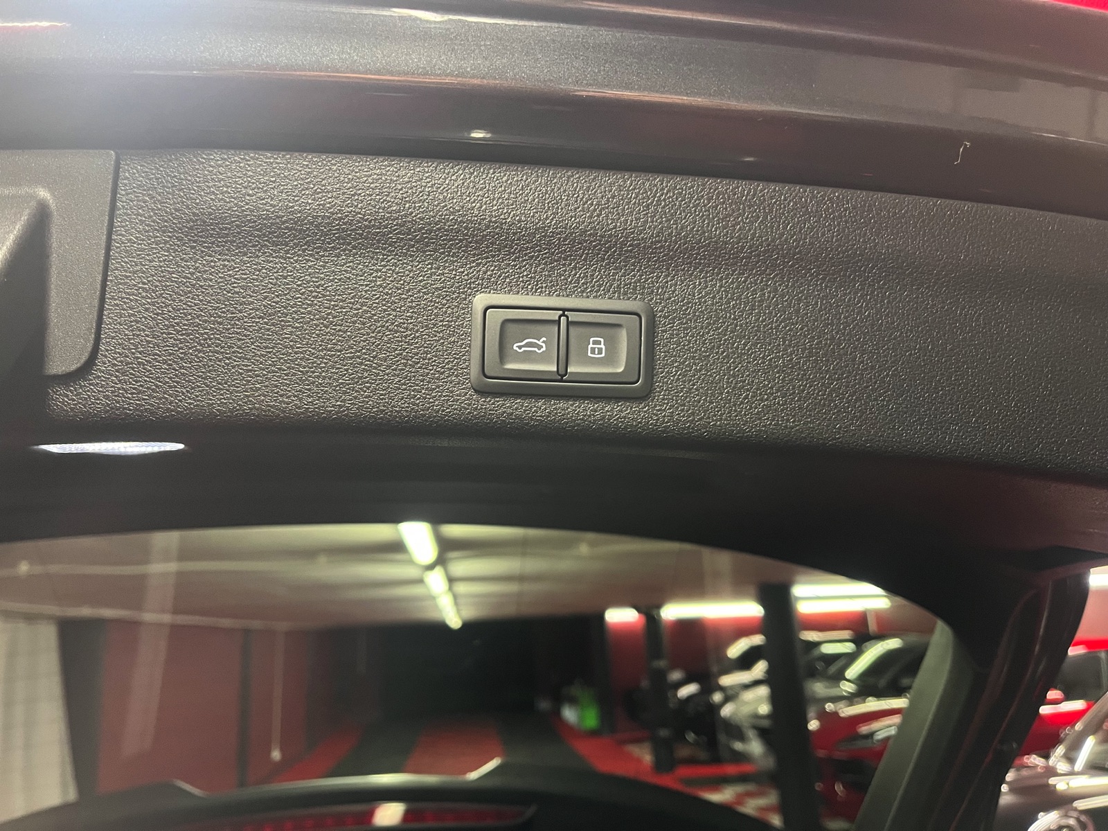 
								AUDI RS6 Avant 4.0 TFSI V8 quattro en plein écran									