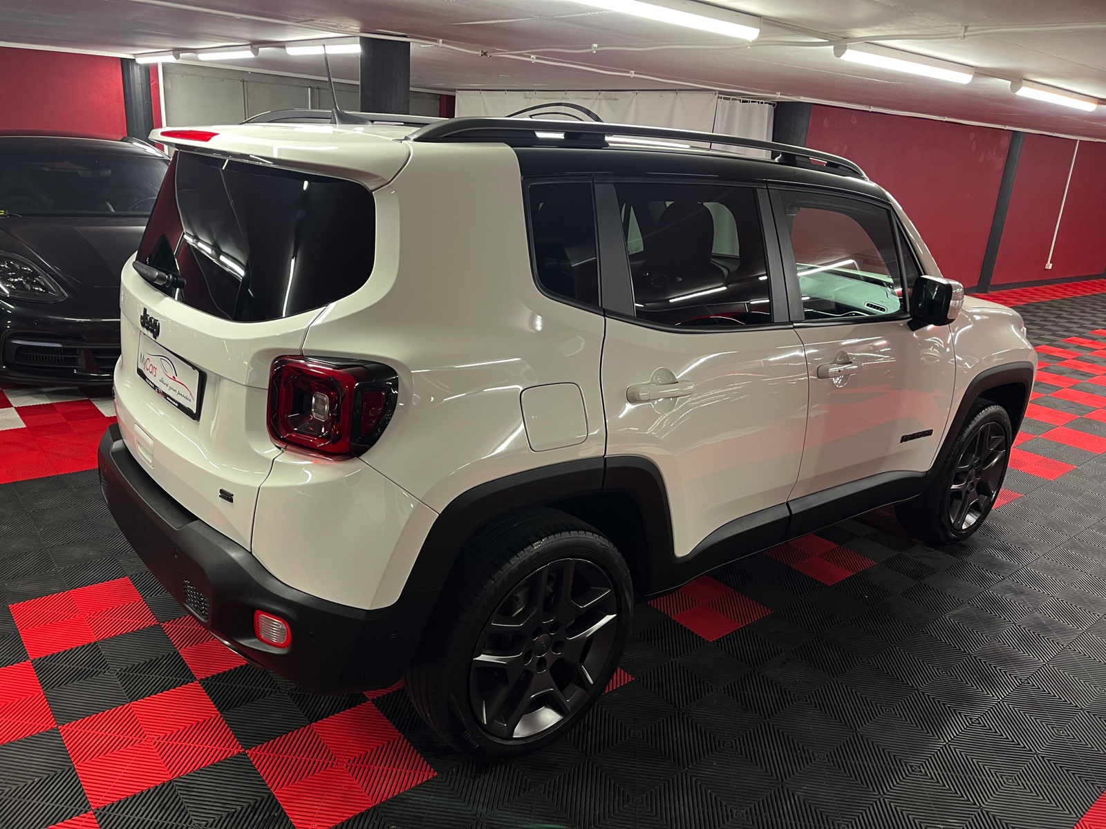 
								JEEP Renegade 1.3 Turbo S AWD en plein écran									
