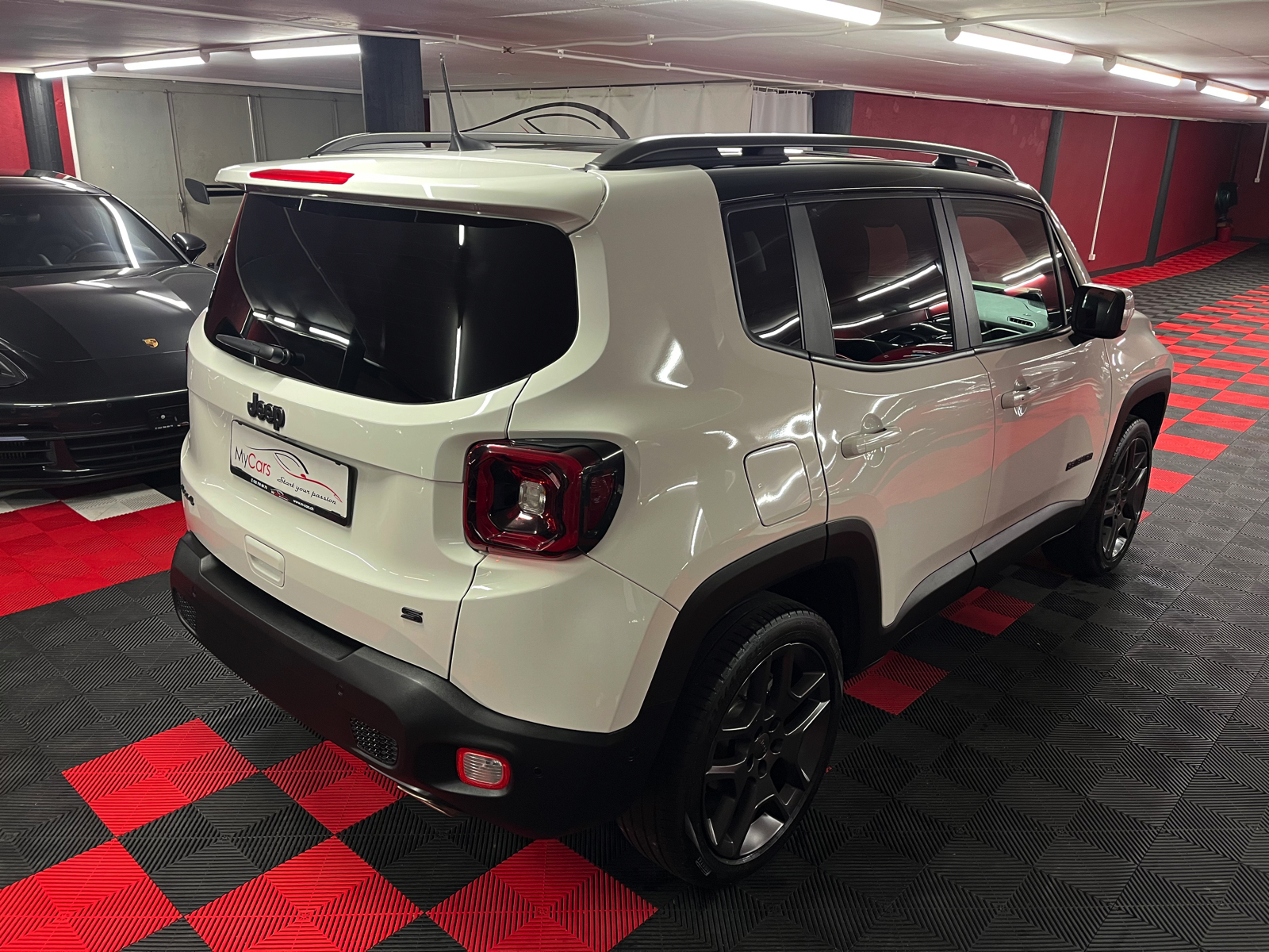 
								JEEP Renegade 1.3 Turbo S AWD en plein écran									