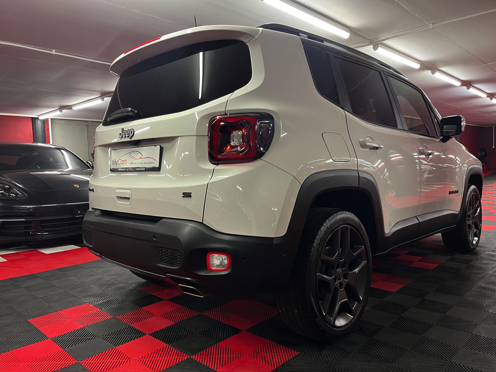 
								JEEP Renegade 1.3 Turbo S AWD en plein écran									