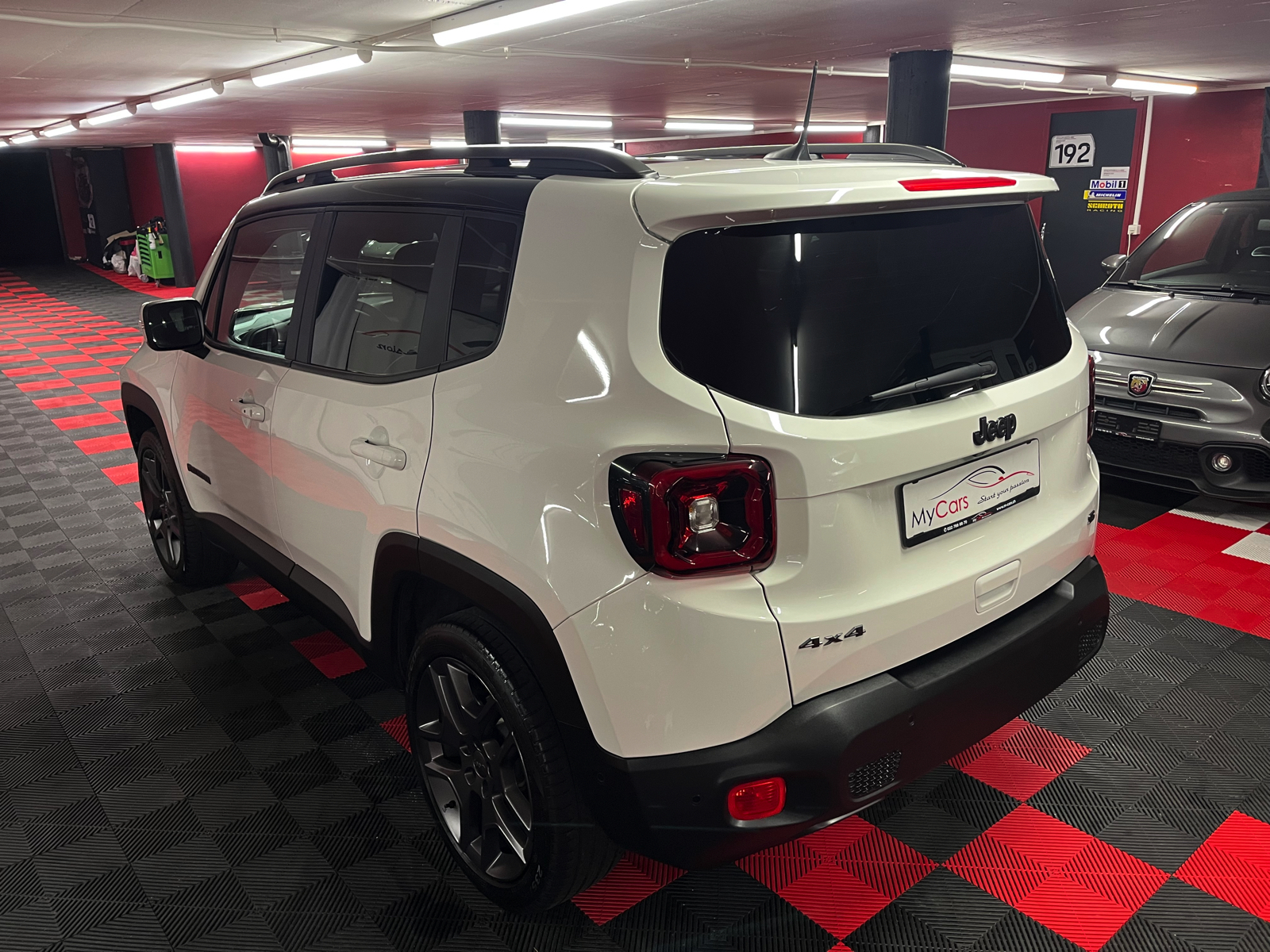 
								JEEP Renegade 1.3 Turbo S AWD en plein écran									